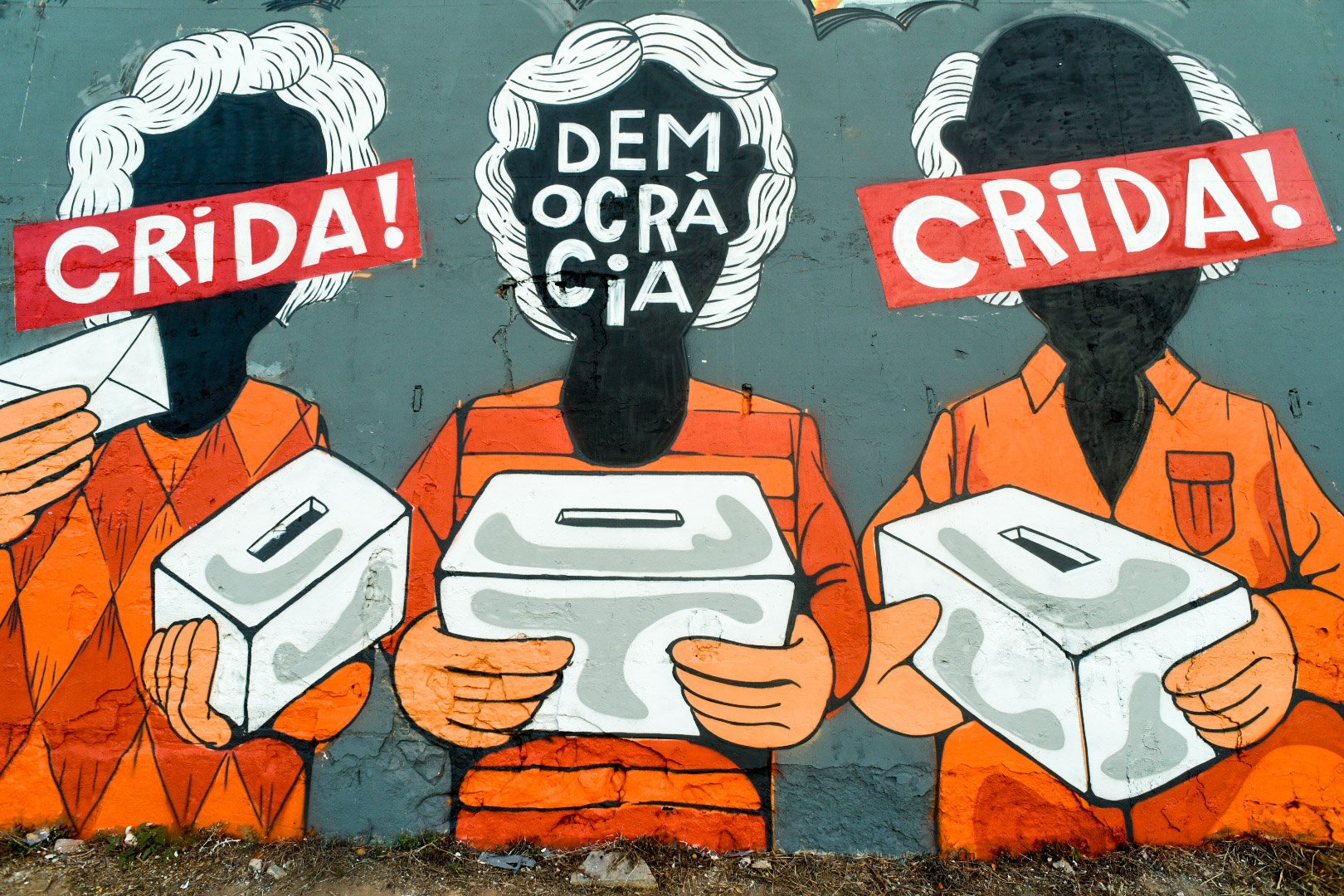Òmnium engega la campanya 'Omplim el país de democràcia' amb murals arreu de Catalunya