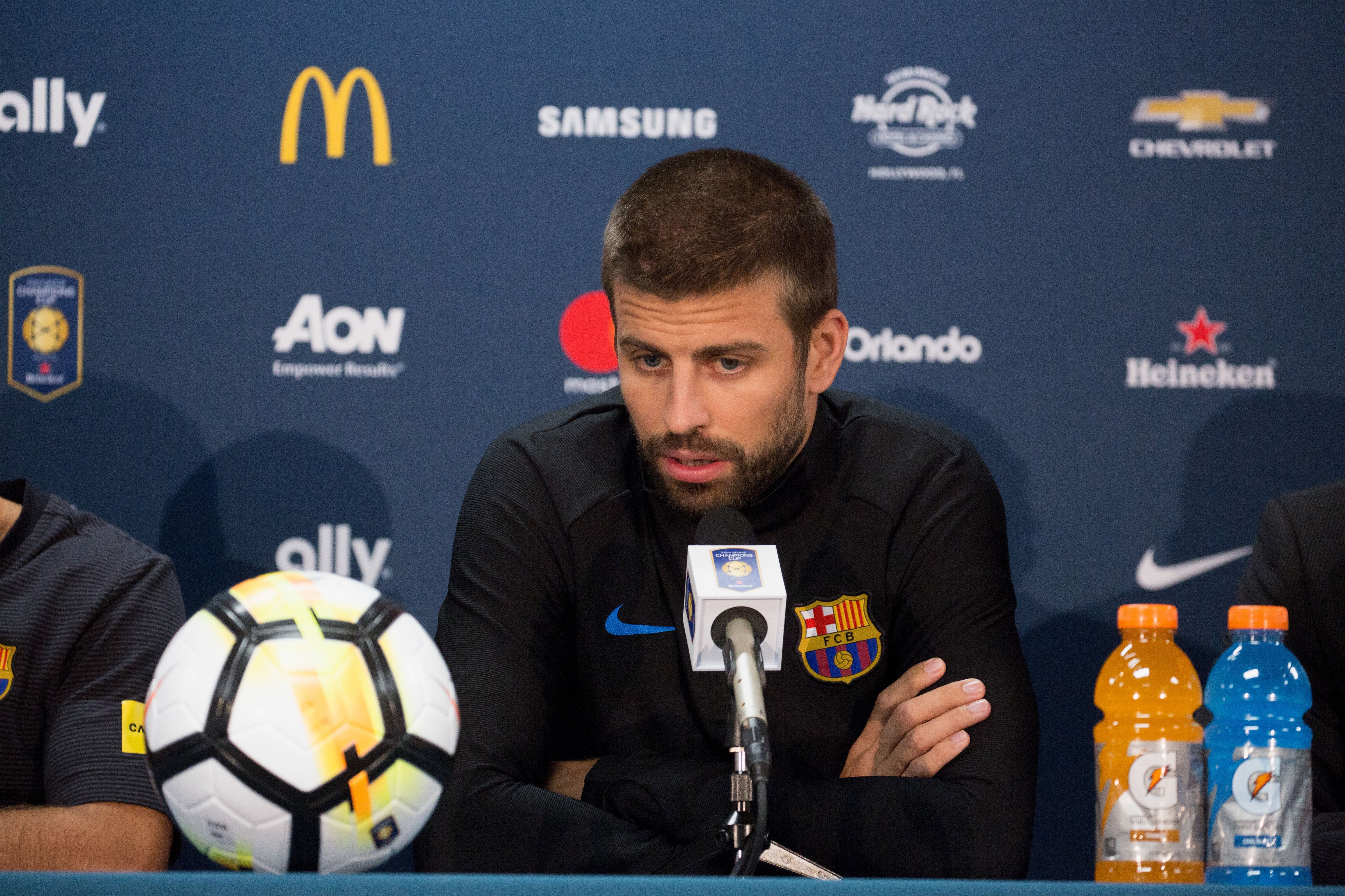 Piqué, als Mossos: "És un orgull tenir-vos a prop"