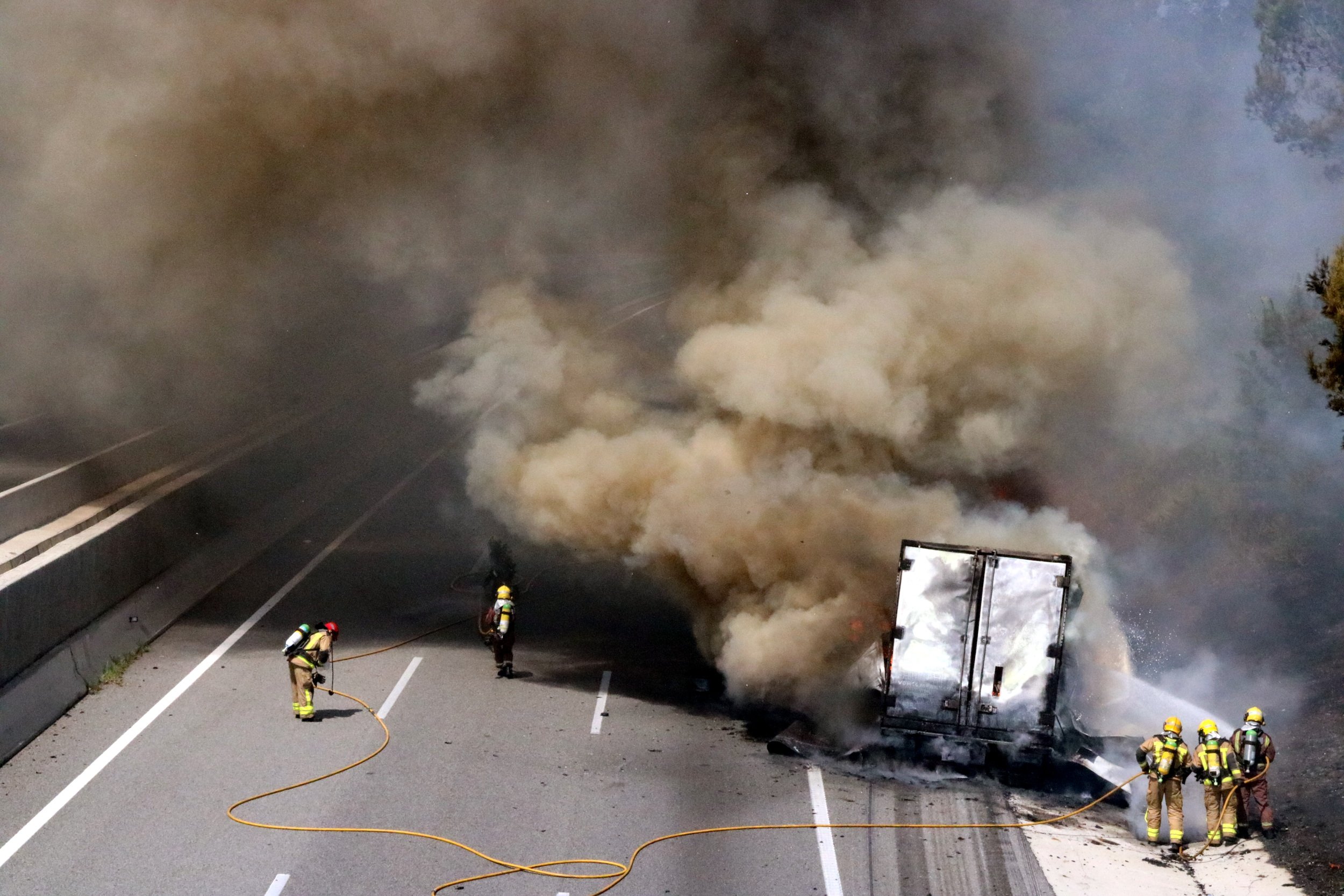 El incendio de un remolque afecta a los márgenes de la AP-7 en Viladasens