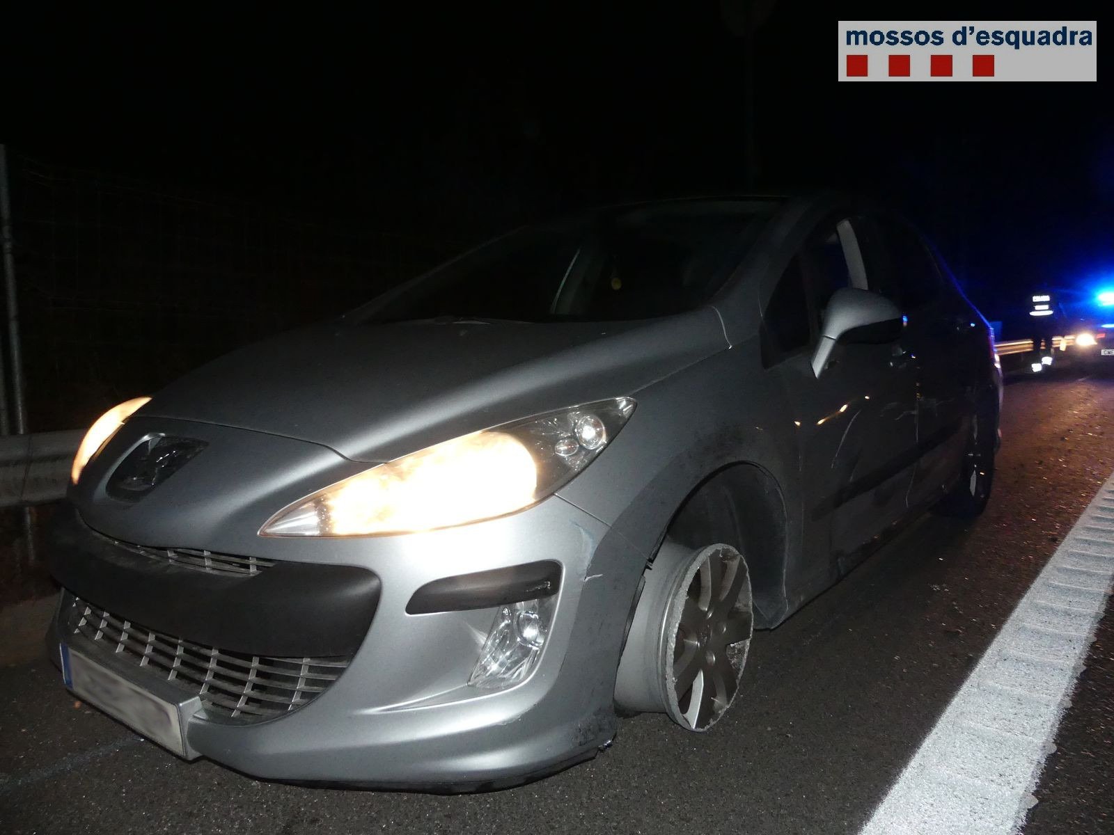 Conduce ebrio, sin un neumático y se salta un control en la B-23