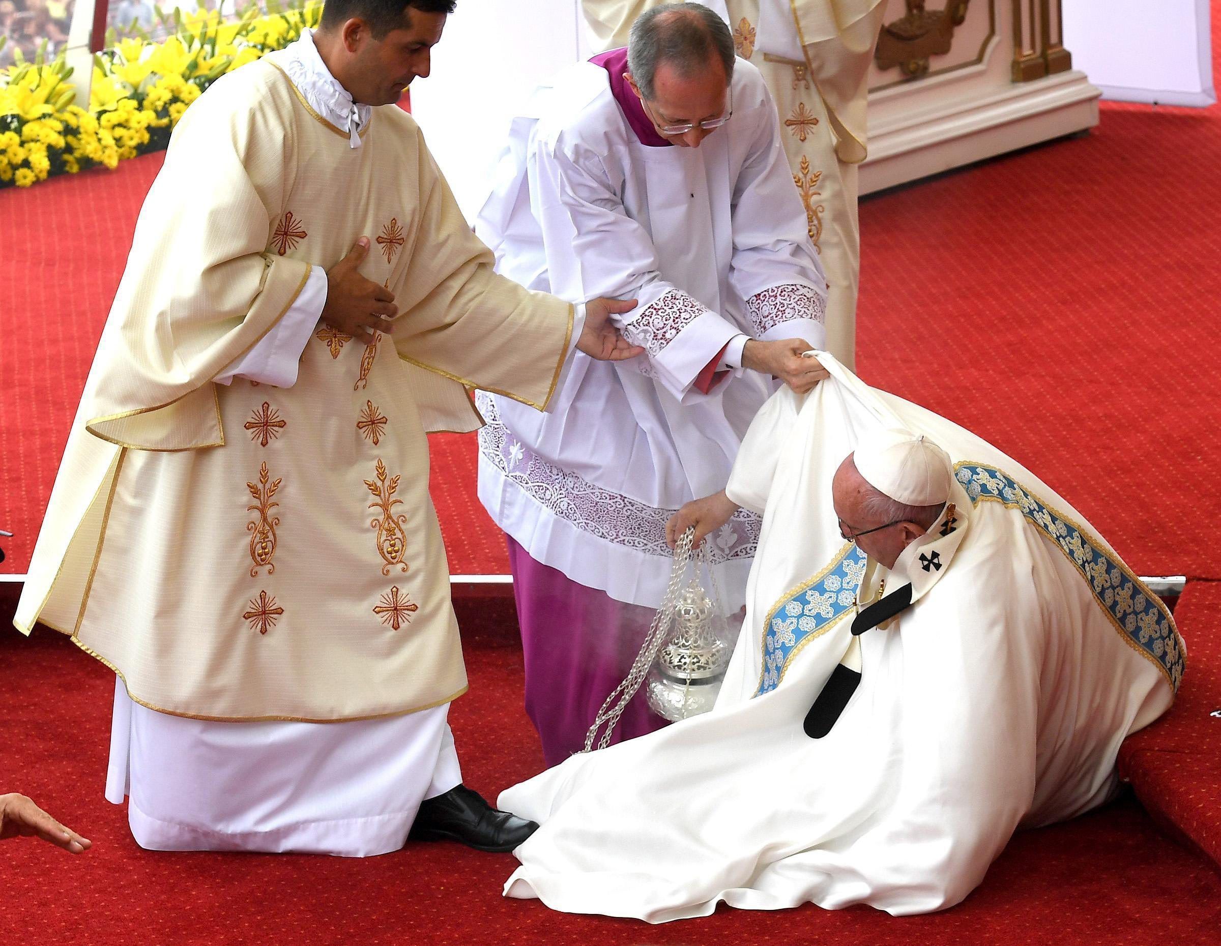 Resbalón del papa Francisco mientras decía misa en Cracovia