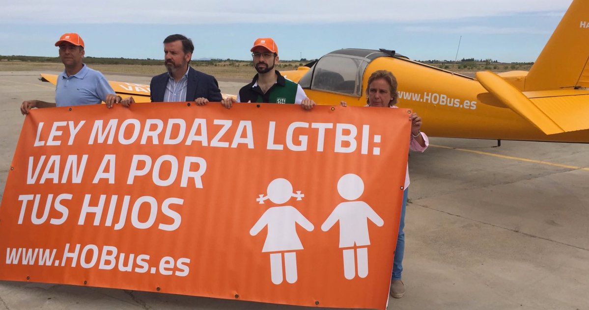 Hazte Oír vuelve a cargar contra el colectivo LGTBI: "Van a por tus hijos"