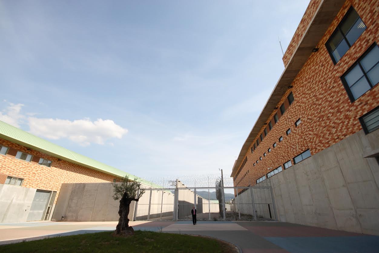 Polèmica reobertura de les piscines a cinc presons catalanes