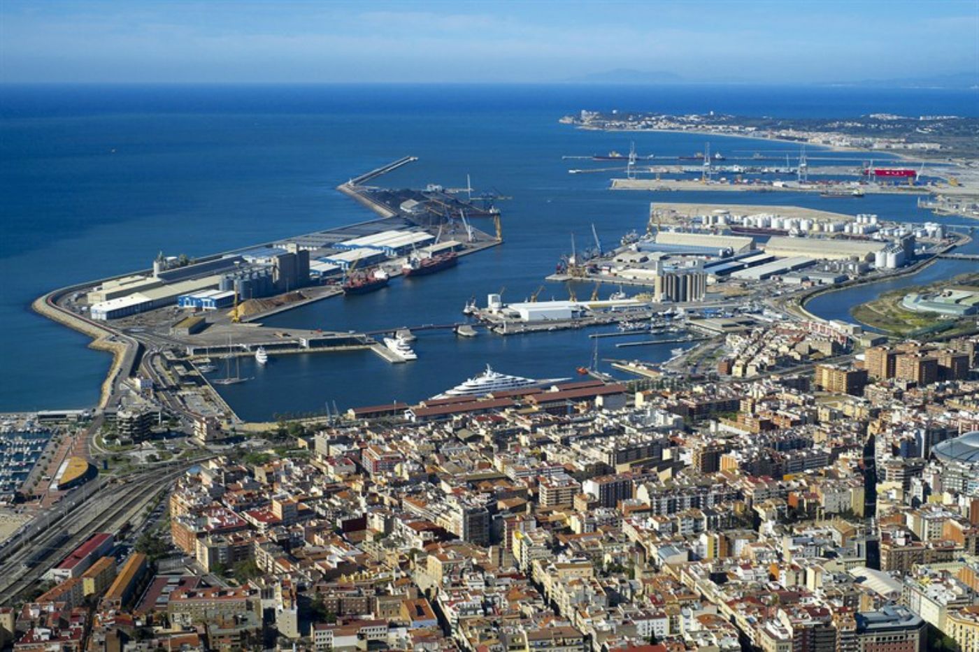 El Port de Tarragona mueve un 11% menos de toneladas pero ingresa más