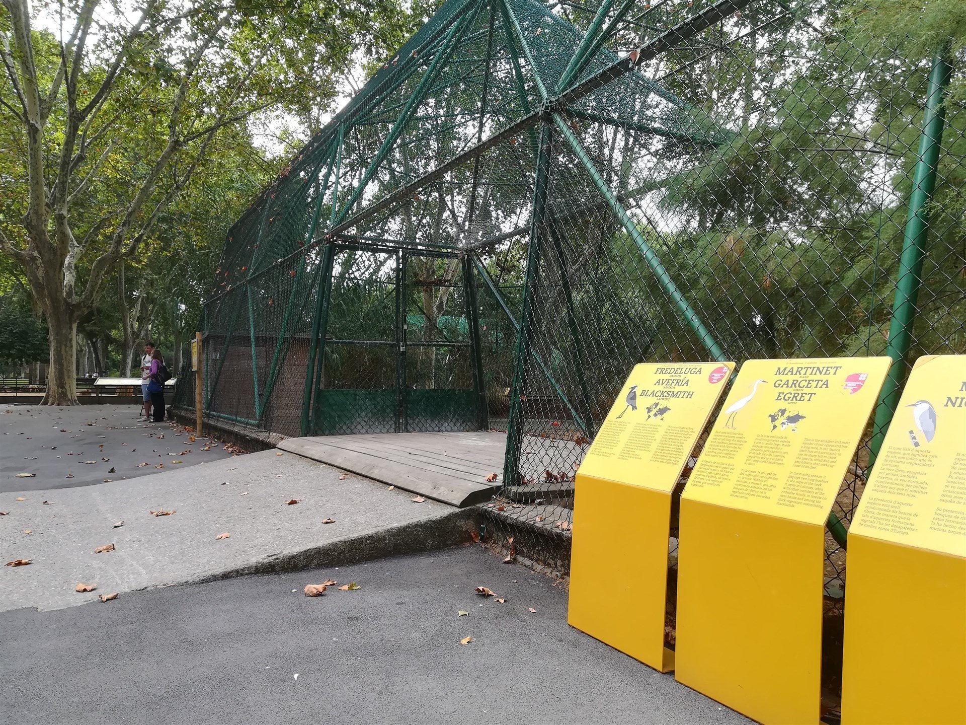 Abren una jaula del Zoo de Barcelona y se escapan diecisiete pájaros