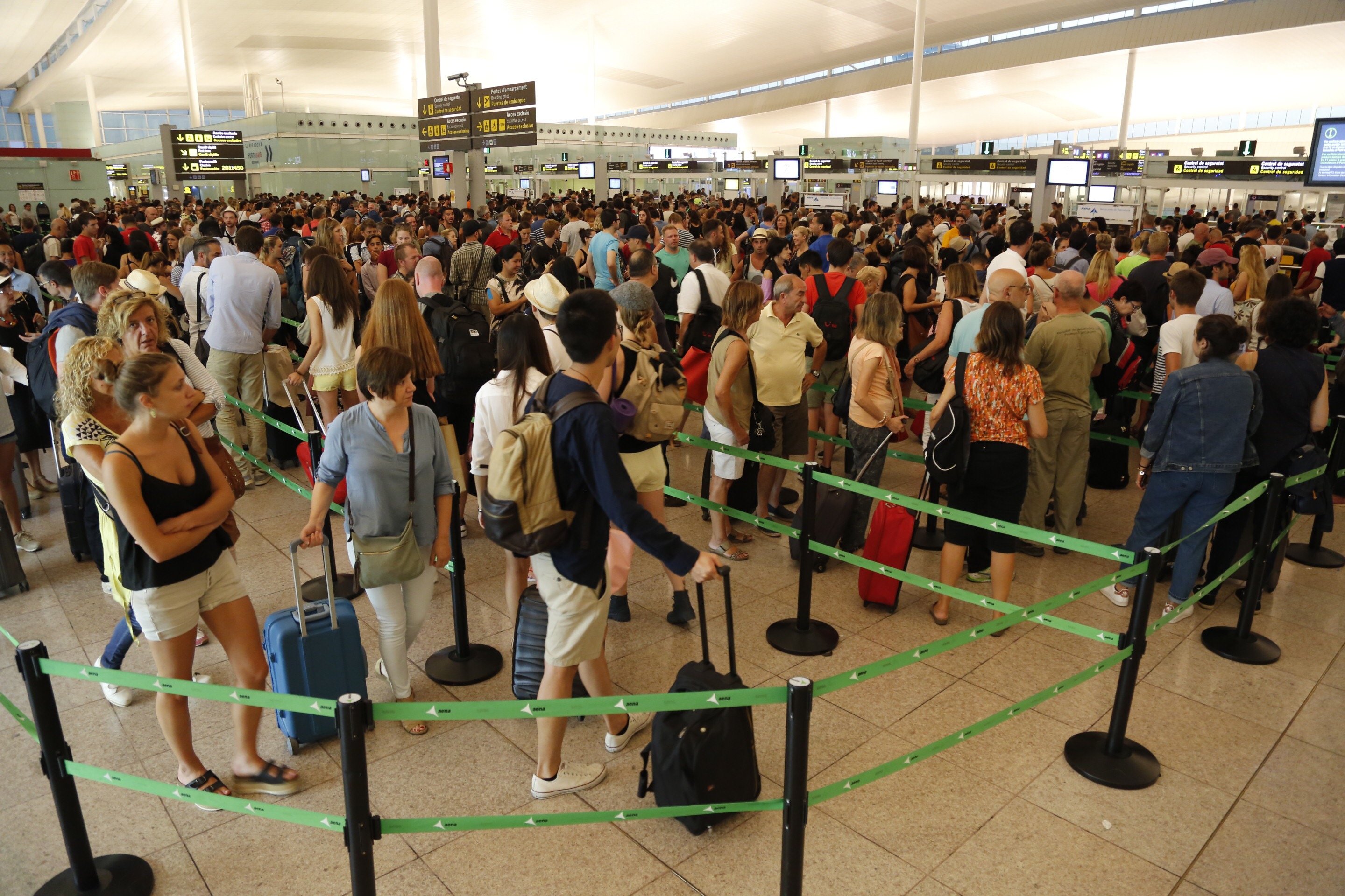 Anger and aggressive gestures during partial security strike at Barcelona's El Prat airport
