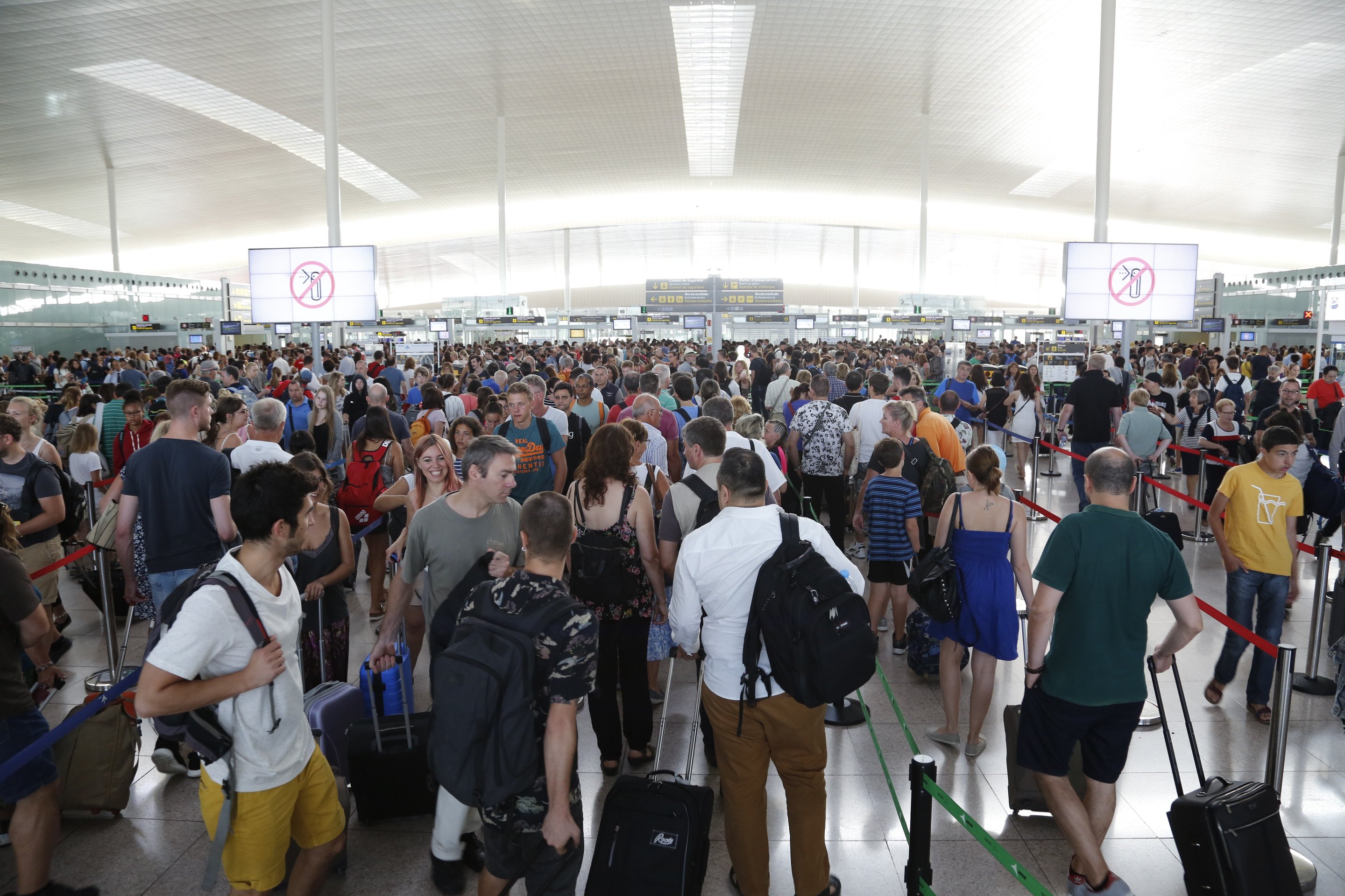 Nueva reunión de urgencia entre Aena, Eulen y los trabajadores mañana