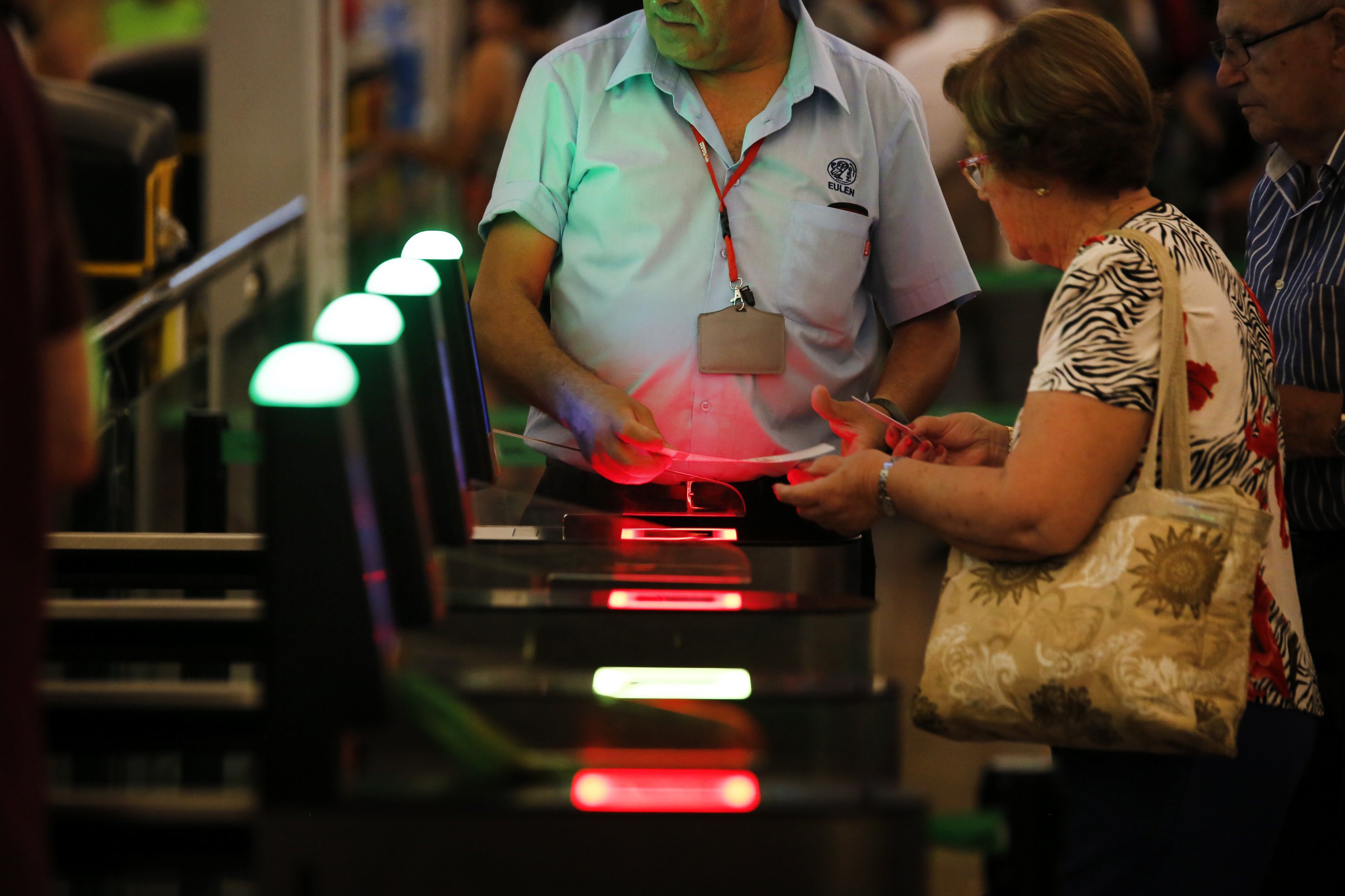 Els pitjors neguits tornen: cues al Prat a les portes de l'estiu