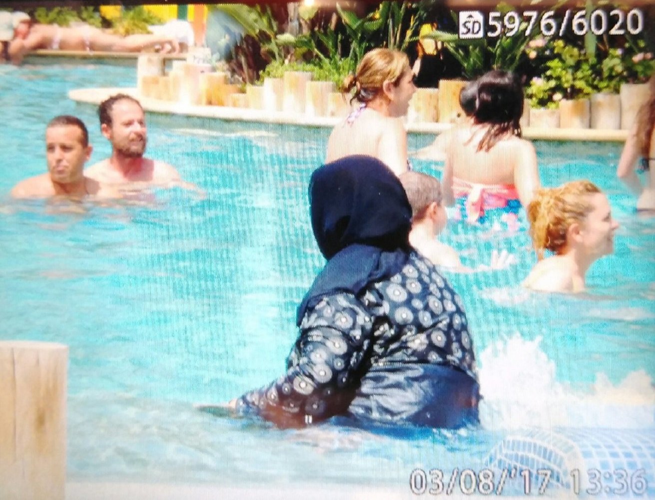 Polémica por la presencia de una mujer con velo en un parque acuático