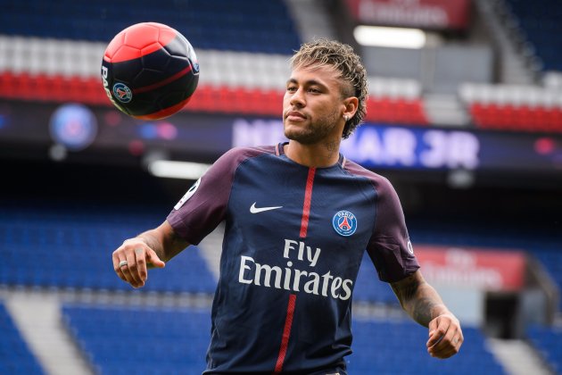 Neymar Jr pilota presentació PSG   EFE