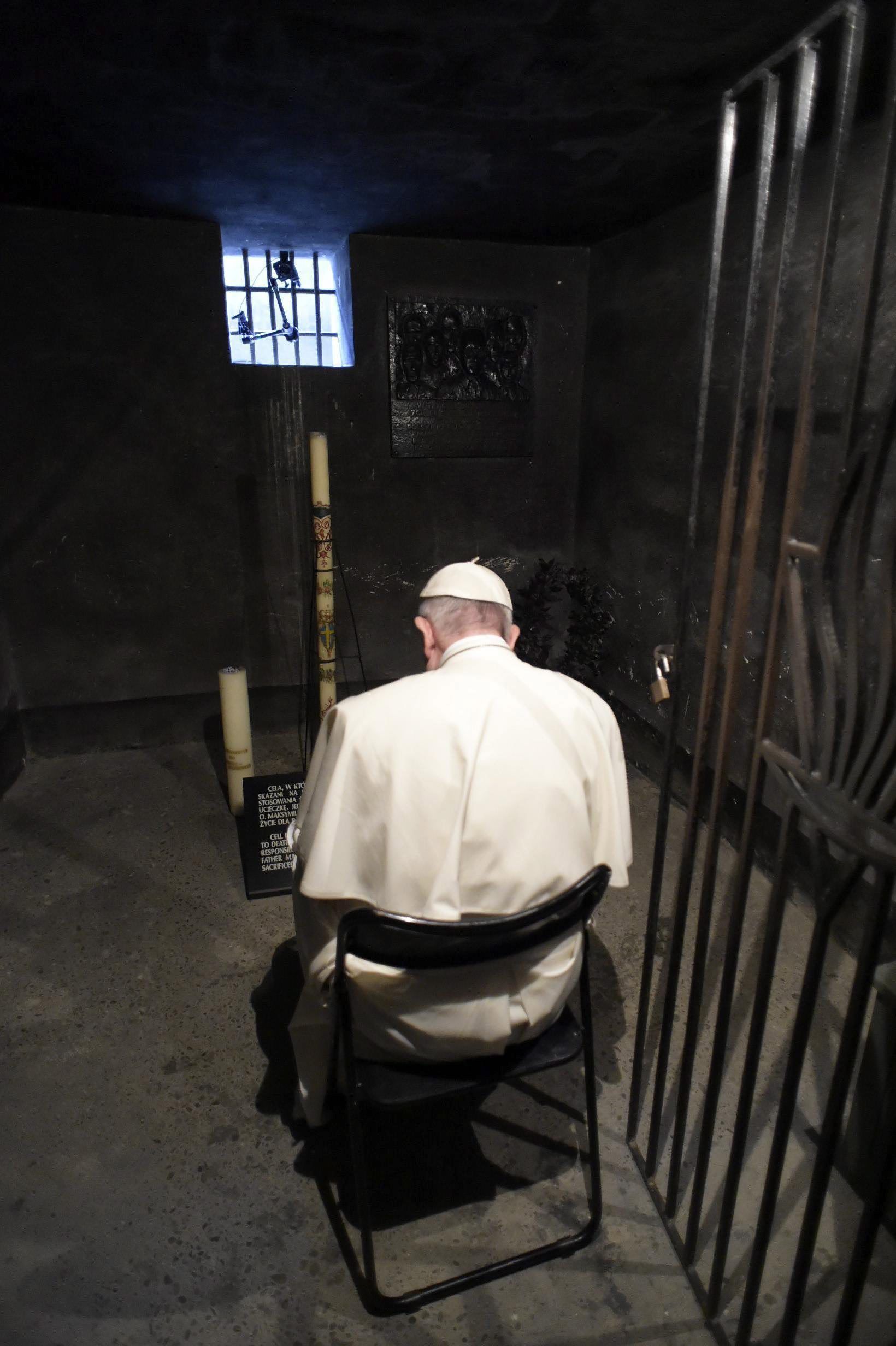 El papa Francesc baixa a les cel·les del camp d'extermini d'Auschwitz