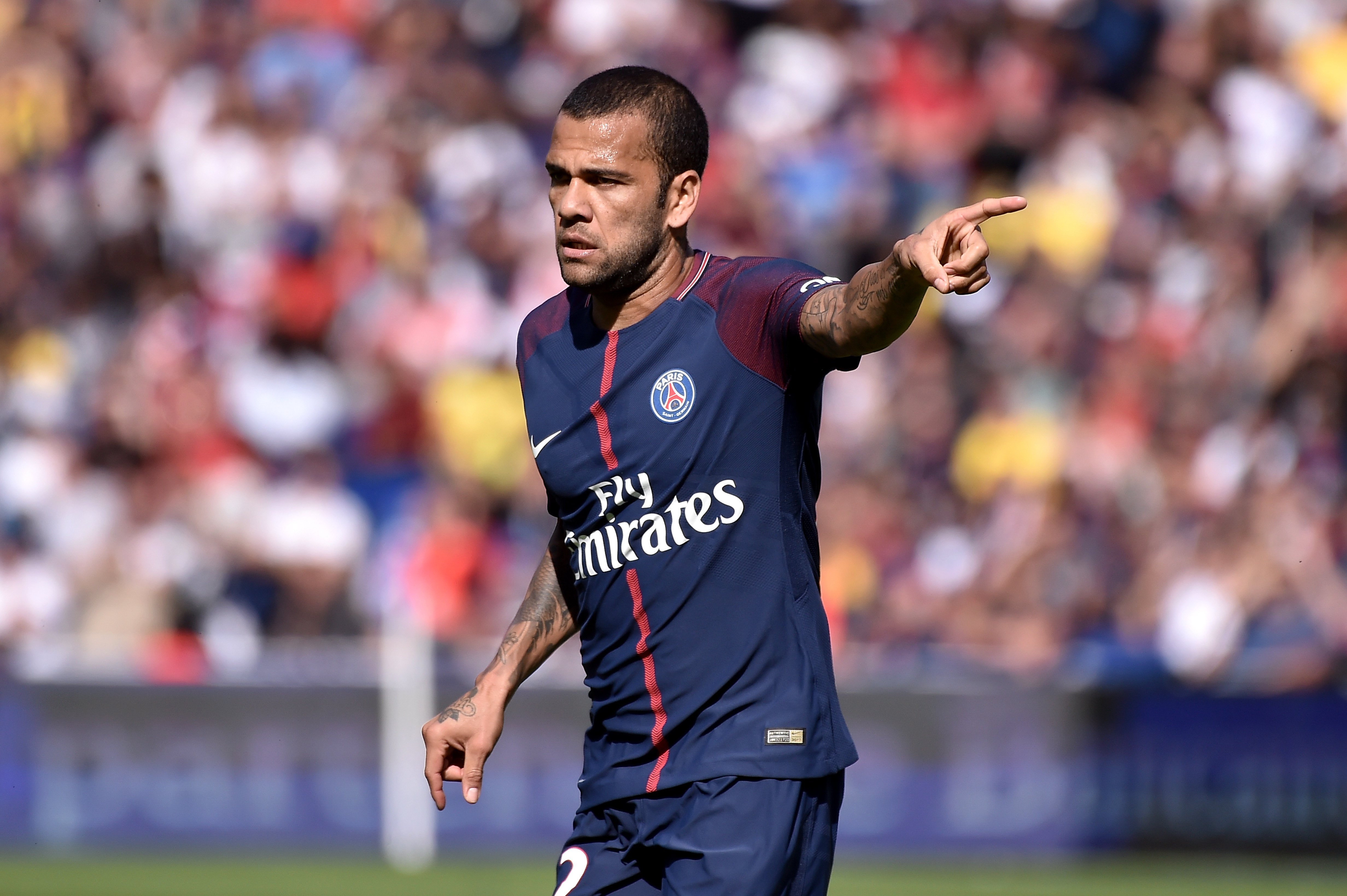 Alves: "Neymar me convenció para fichar por el PSG"