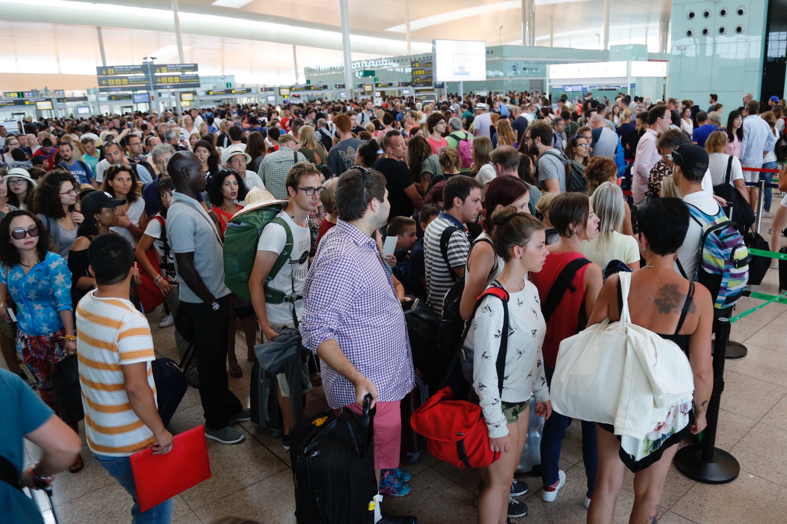 Aena gasta casi el doble en los filtros de seguridad en Barajas que en El Prat