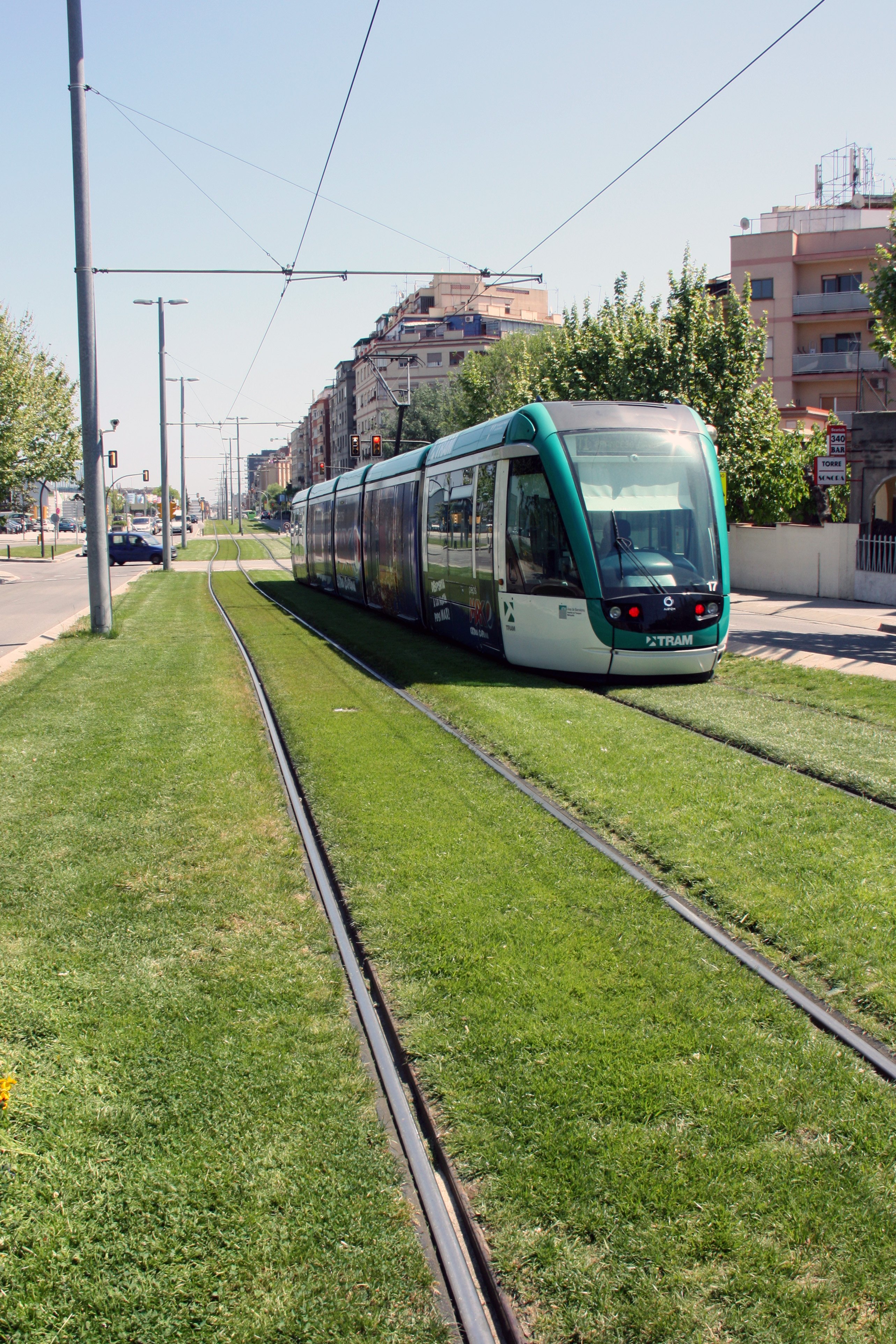 Dos muertos en un accidente de coche en la valla del Trambaix en Esplugues