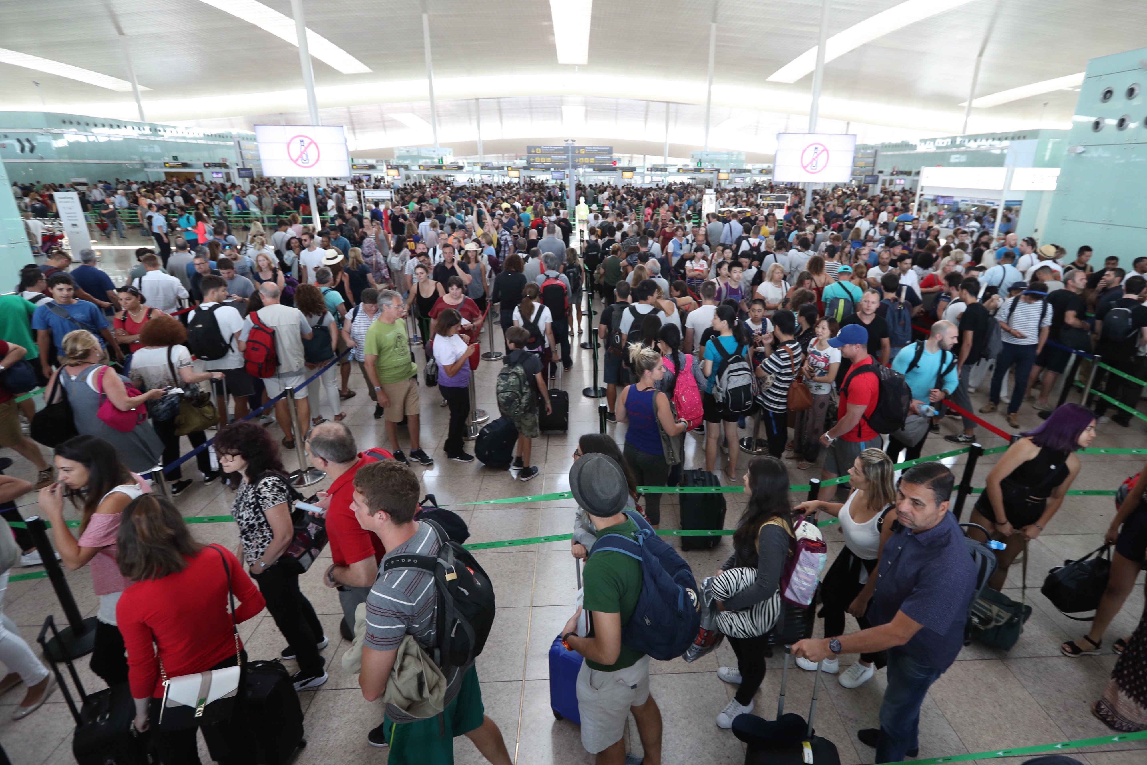 El Prat registra colas de una hora durante la madrugada