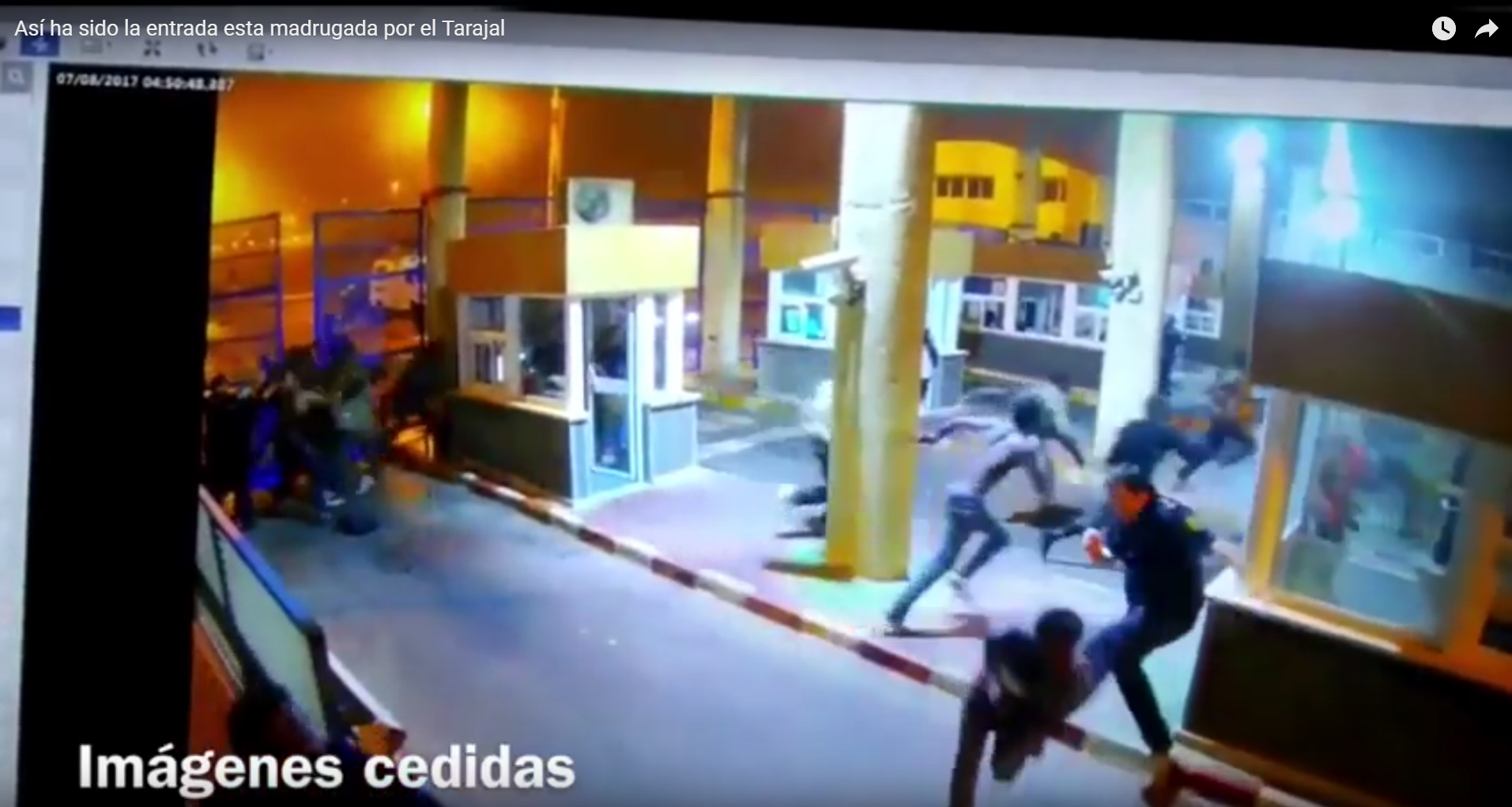 VÍDEO: Un policía se rompe la pierna por hacer la zancadilla a un inmigrante en Ceuta