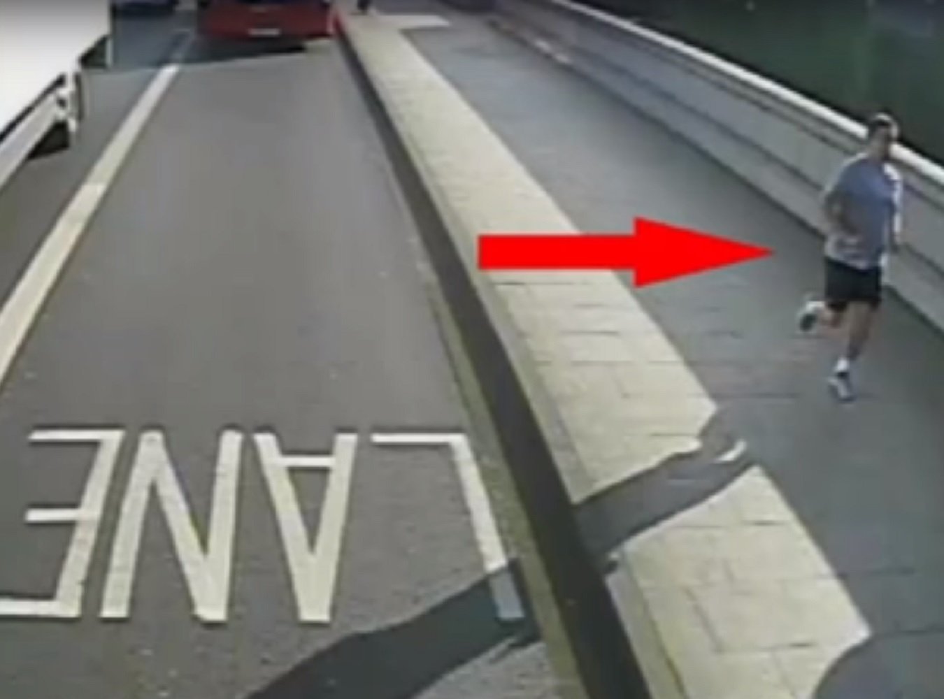 Vídeo: Un corredor empuja a una mujer a la calzada justo cuando pasa un autobús