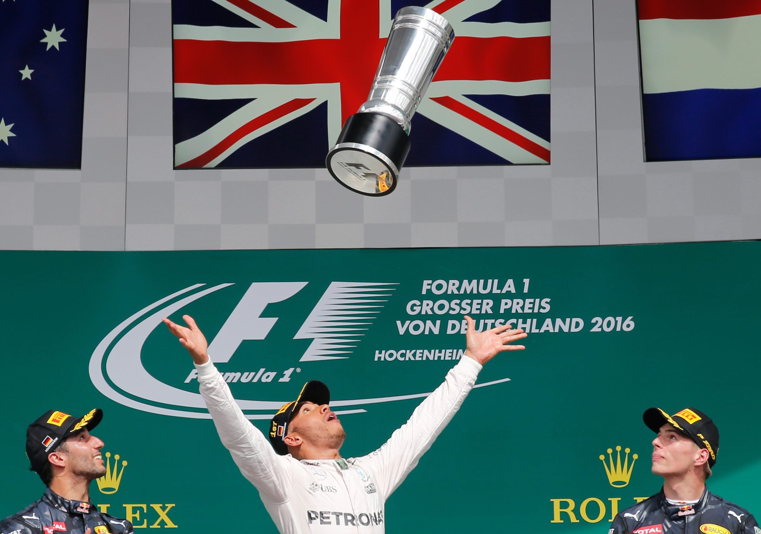 Hamilton gana en casa de Rosberg