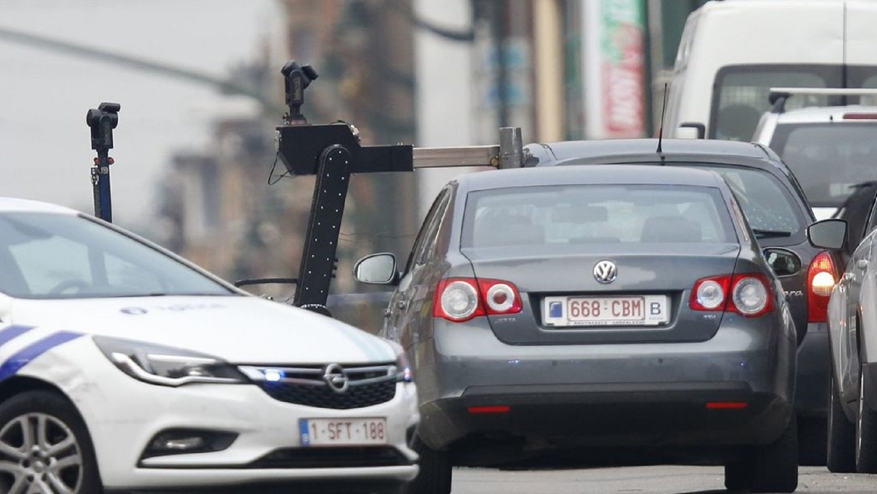 Policías belgas disparan a un vehículo y el conductor declara que llevaba explosivos