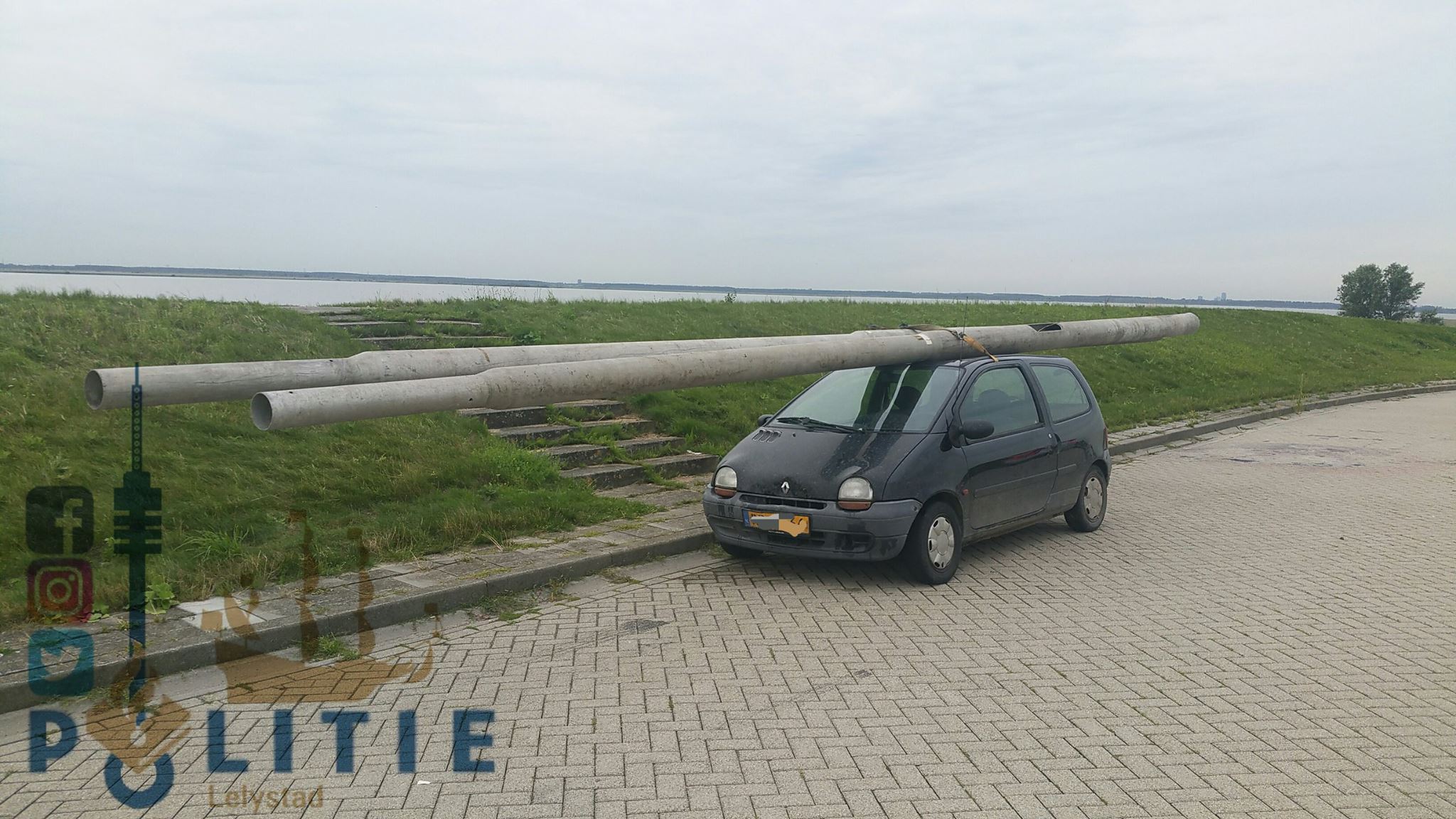 Un borracho conduce un Twingo llevando dos farolas en el techo