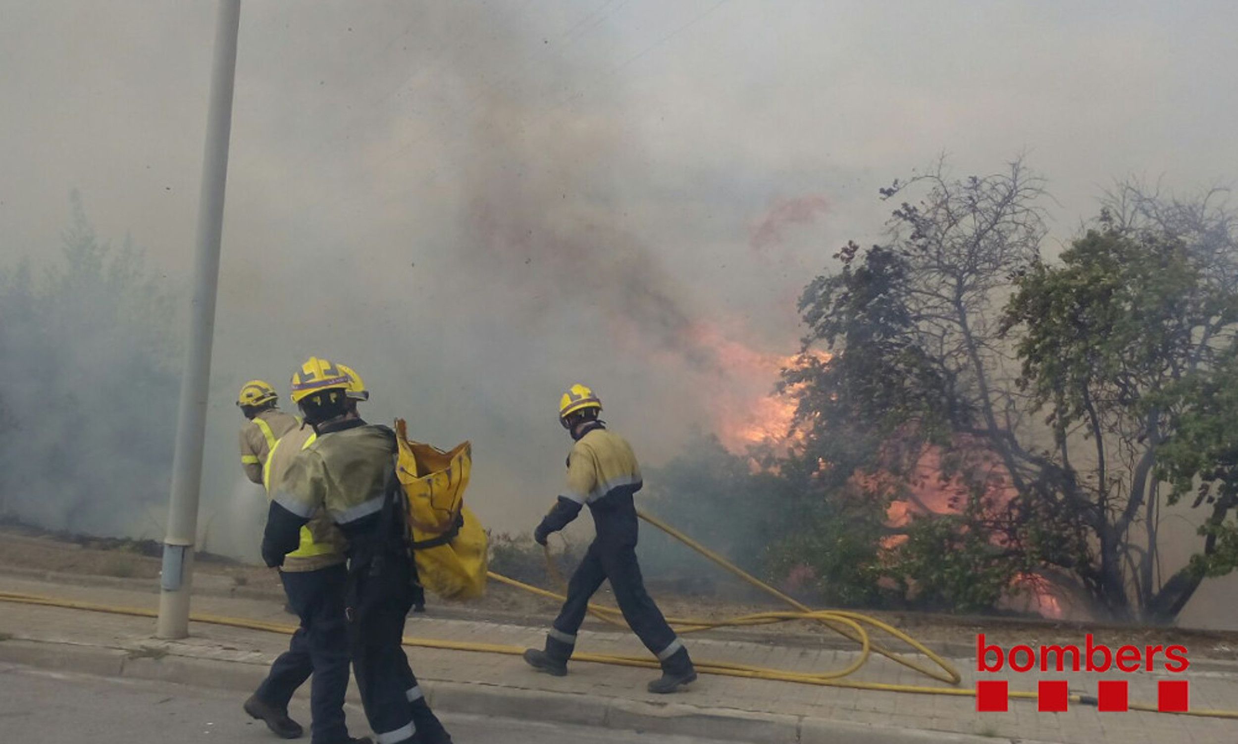 Los bomberos controlan el incendio de Barberà del Vallès