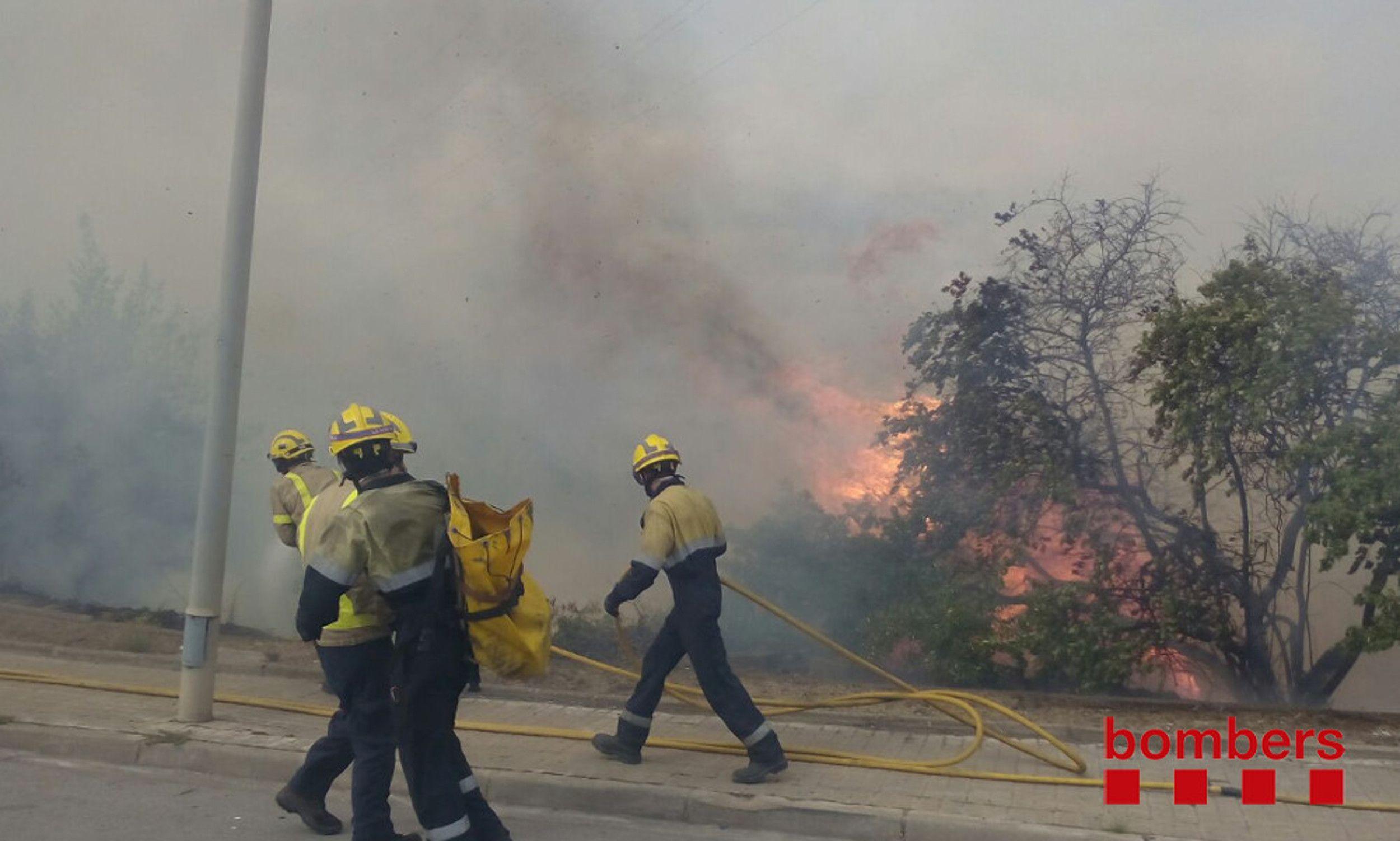 Els bombers controlen l'incendi de Barberà del Vallès