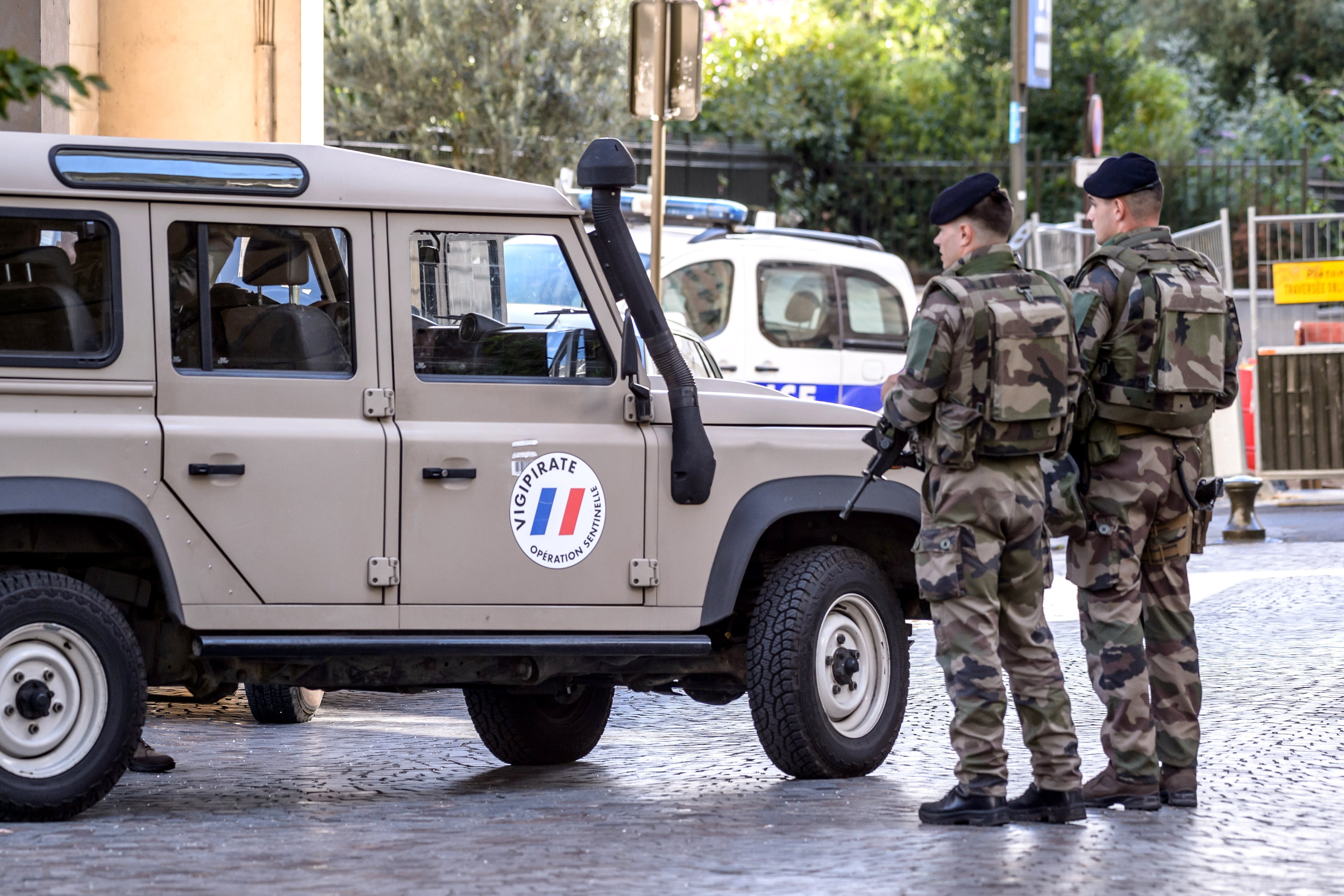 Sis soldats ferits en ser atropellats per un cotxe a París