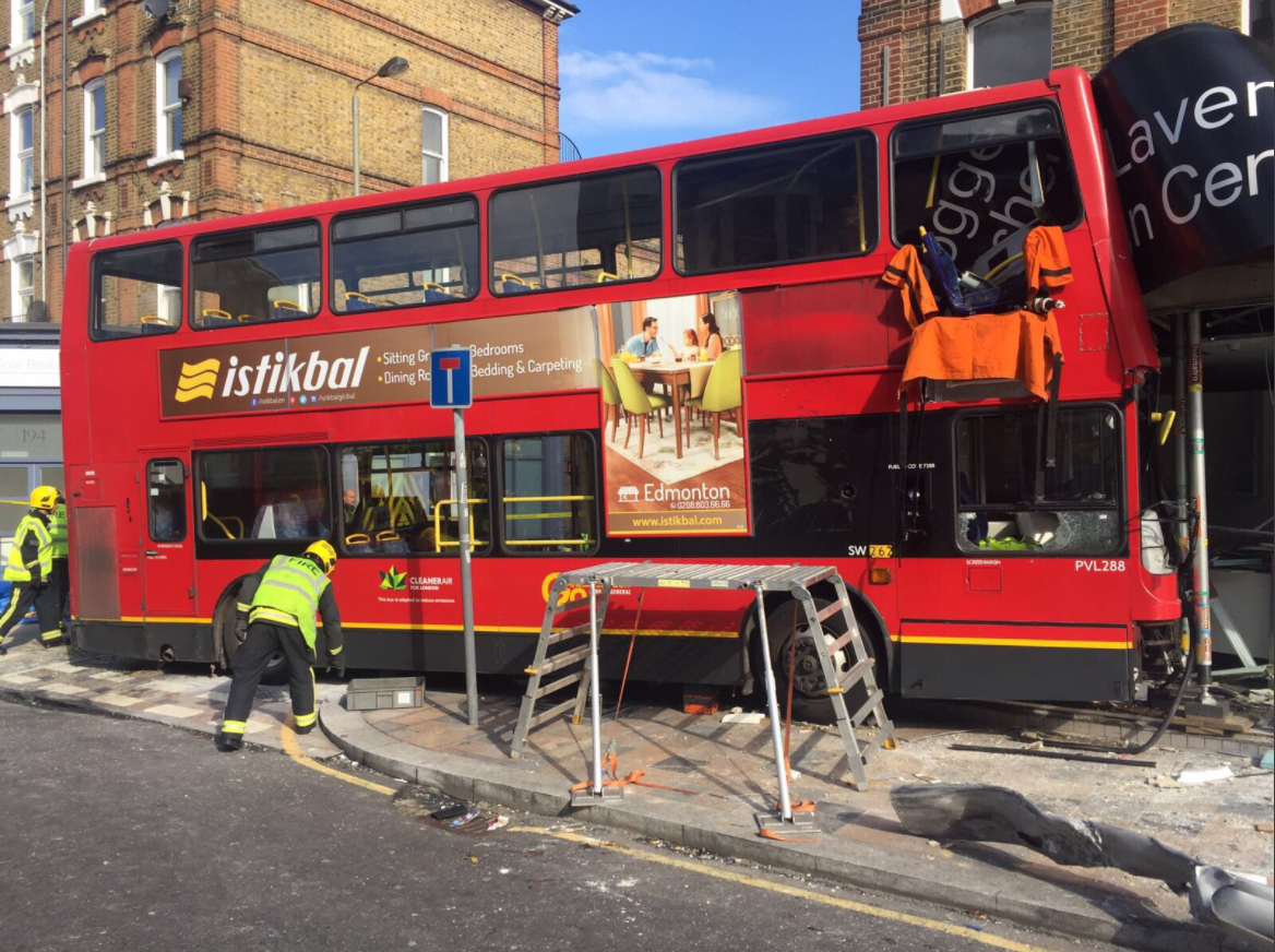 Un autobús se empotra contra una tienda y deja varios heridos en Londres