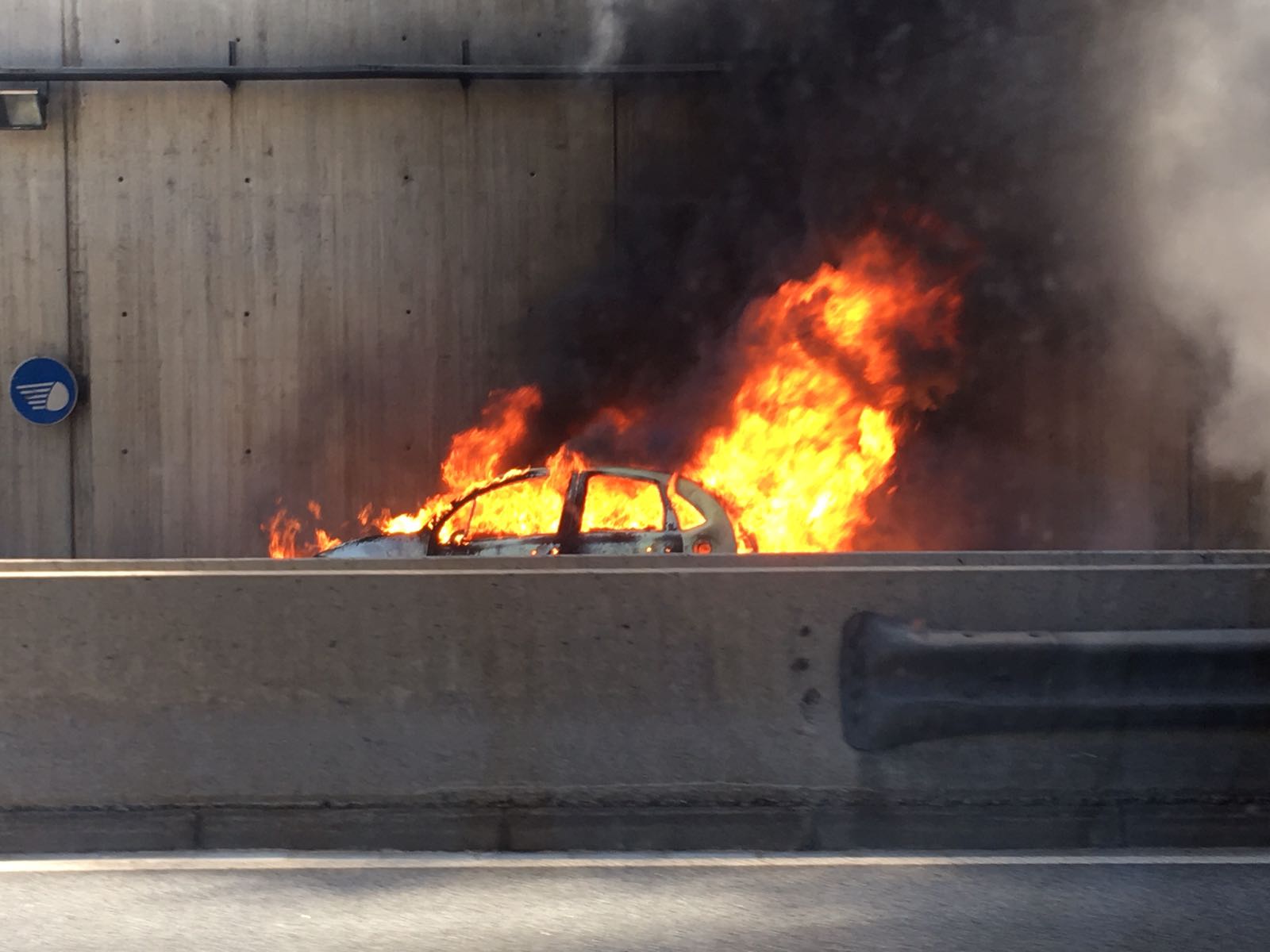 S'incendia un cotxe a la Ronda de Dalt