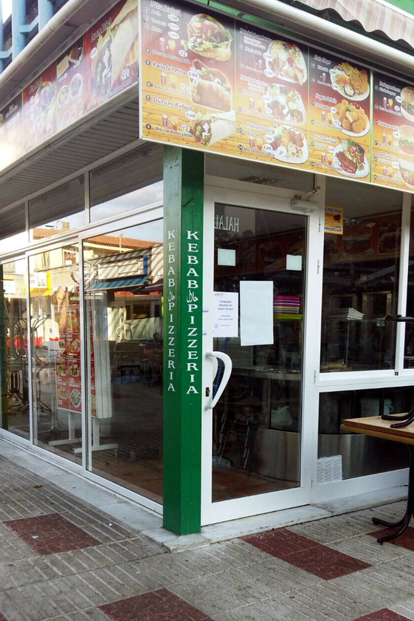 Un kebab pizzería de Platja d'Aro, cerrado por tener mosquitos en la comida