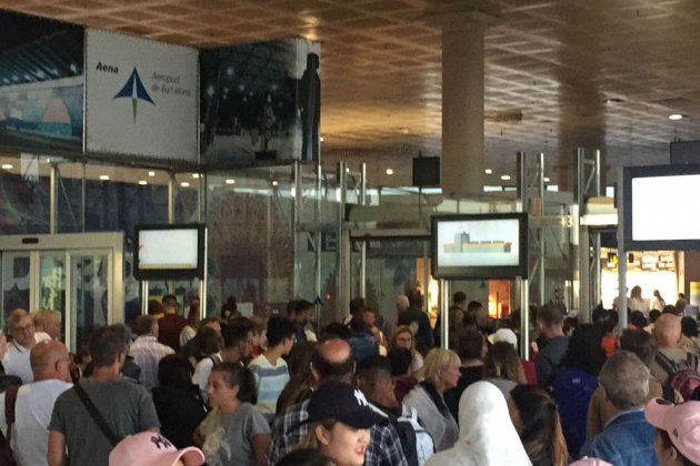 aeroport cues terminal 2C Maria Carbó