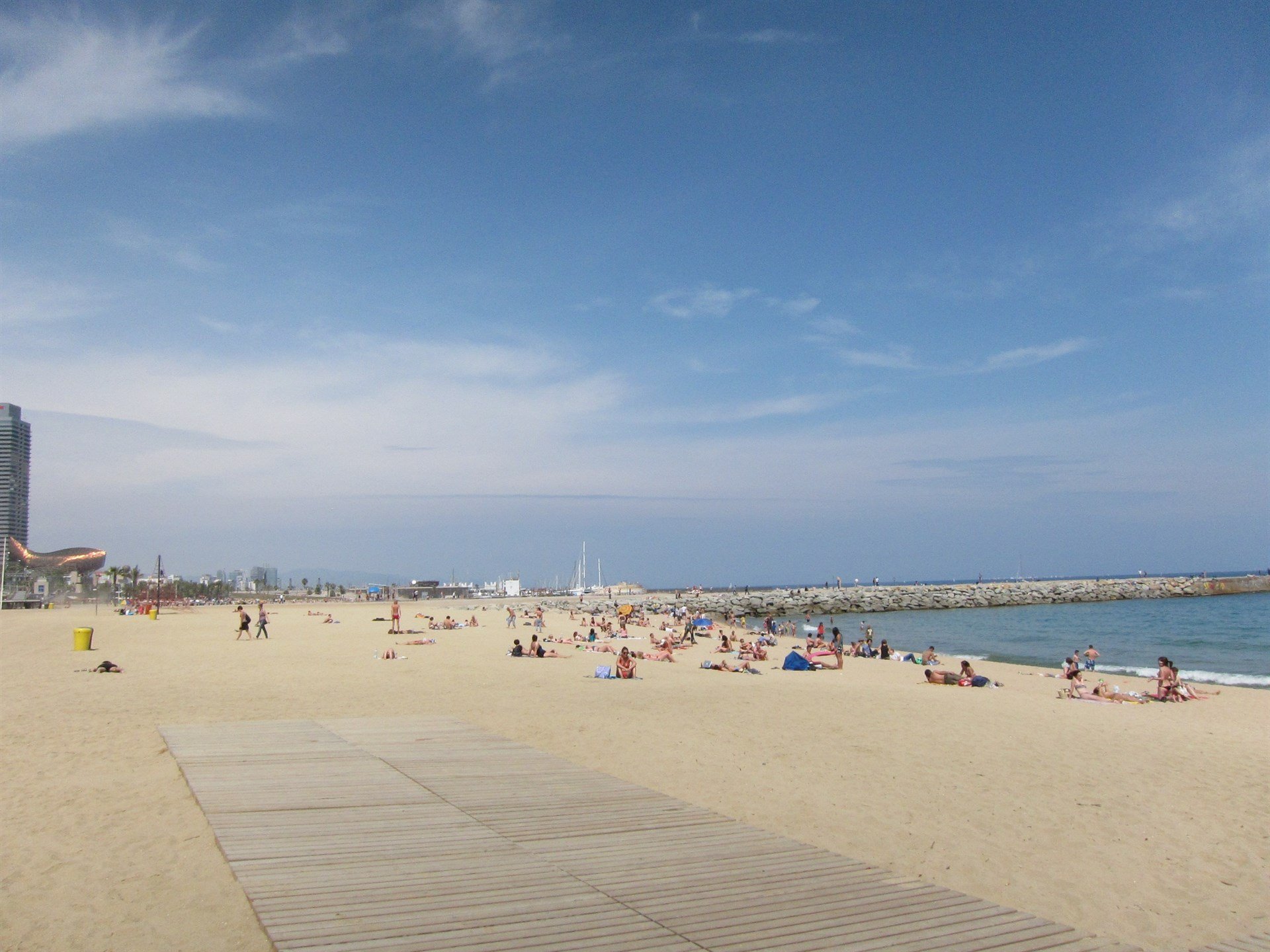 Un pescador muere ahogado en la playa de la Barceloneta