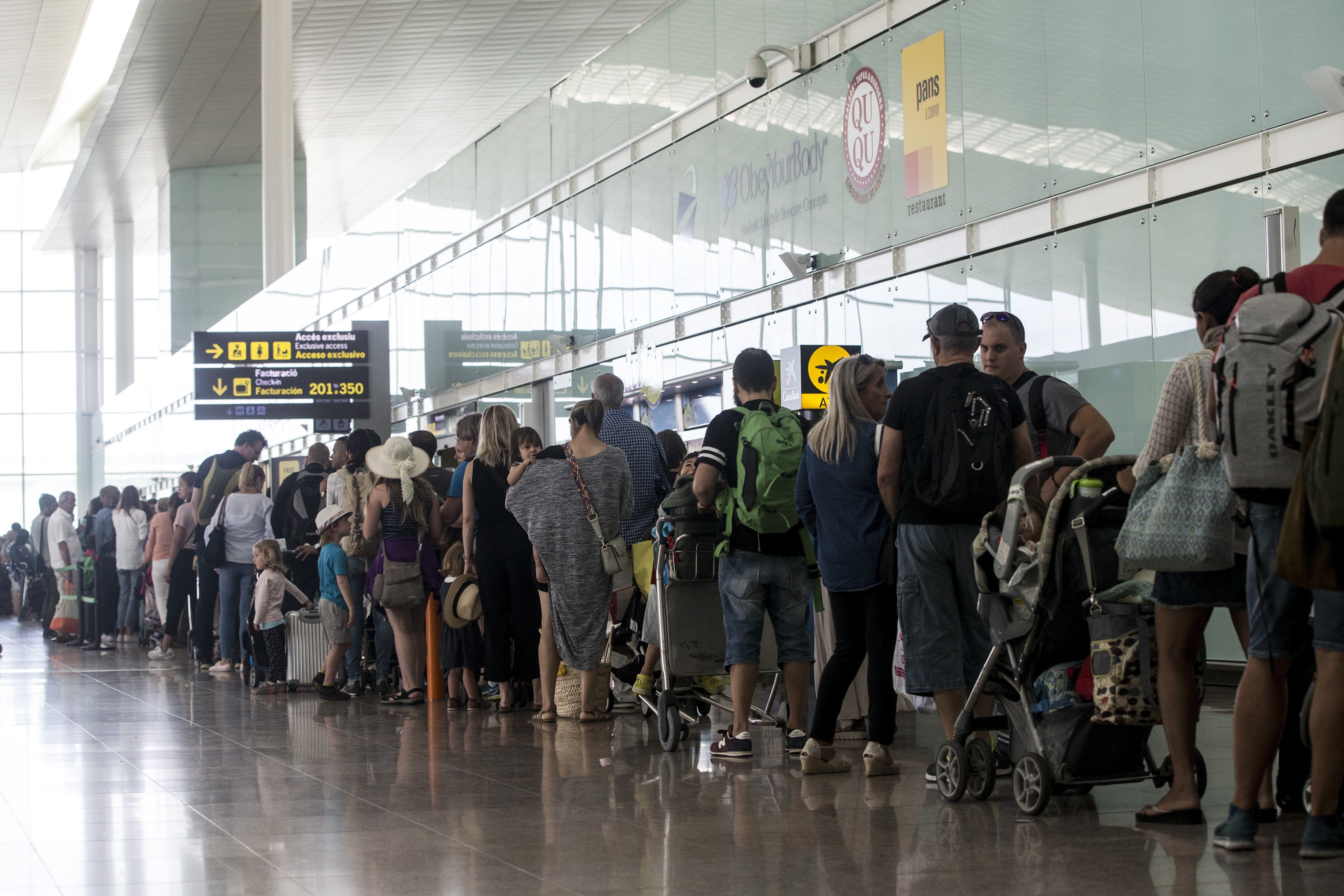 La Guardia Civil recurre a voluntarios “sin titulación aeroportuaria” para enviarlos a El Prat