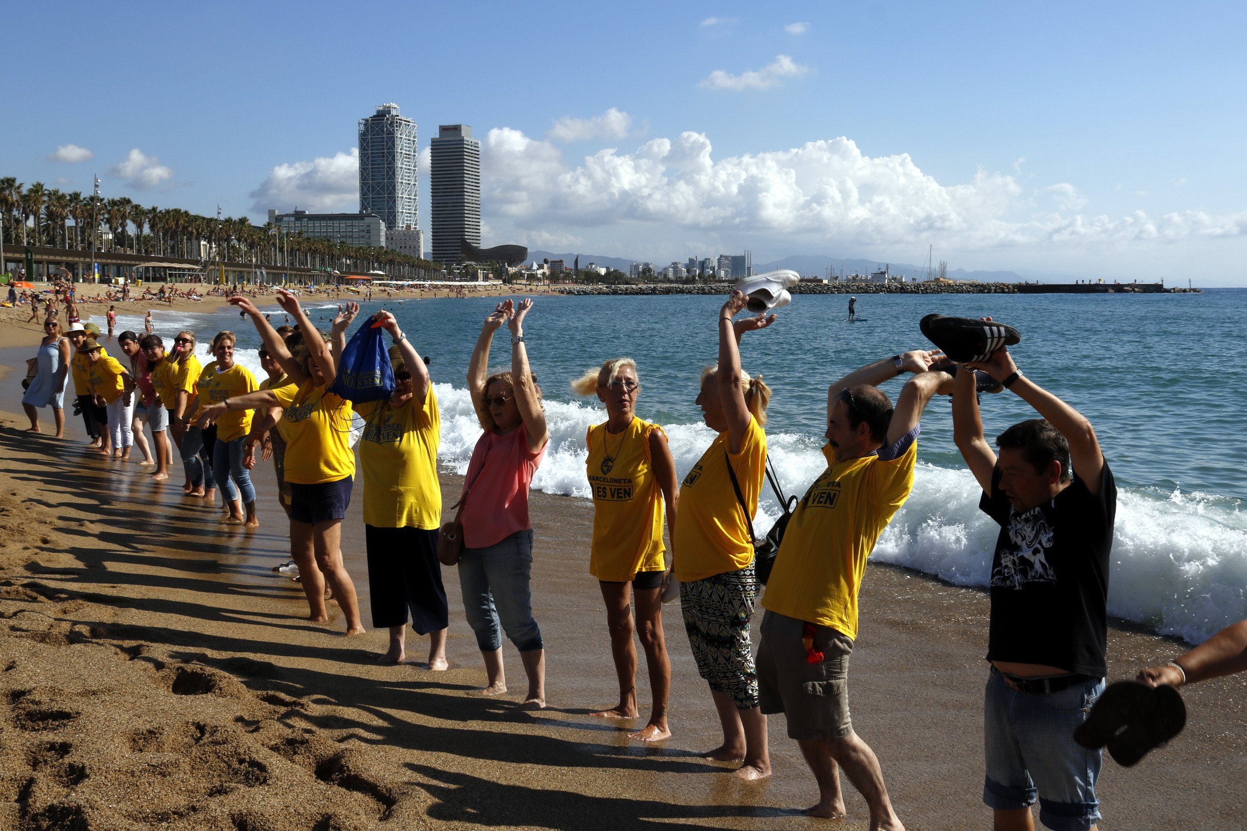 Cadena humana en la Barceloneta como rechazo al turismo