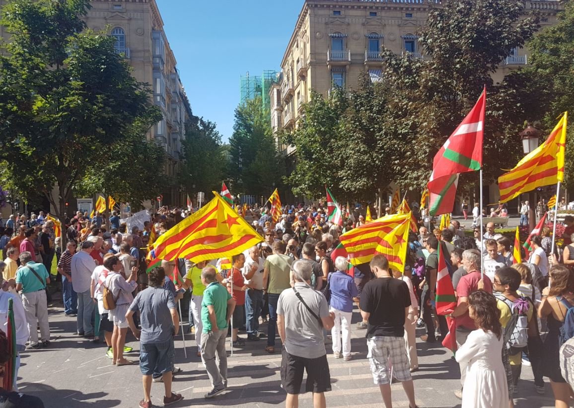 Unes 3.000 persones es manifesten a Sant Sebastià en suport de l'1-O i de Catalunya