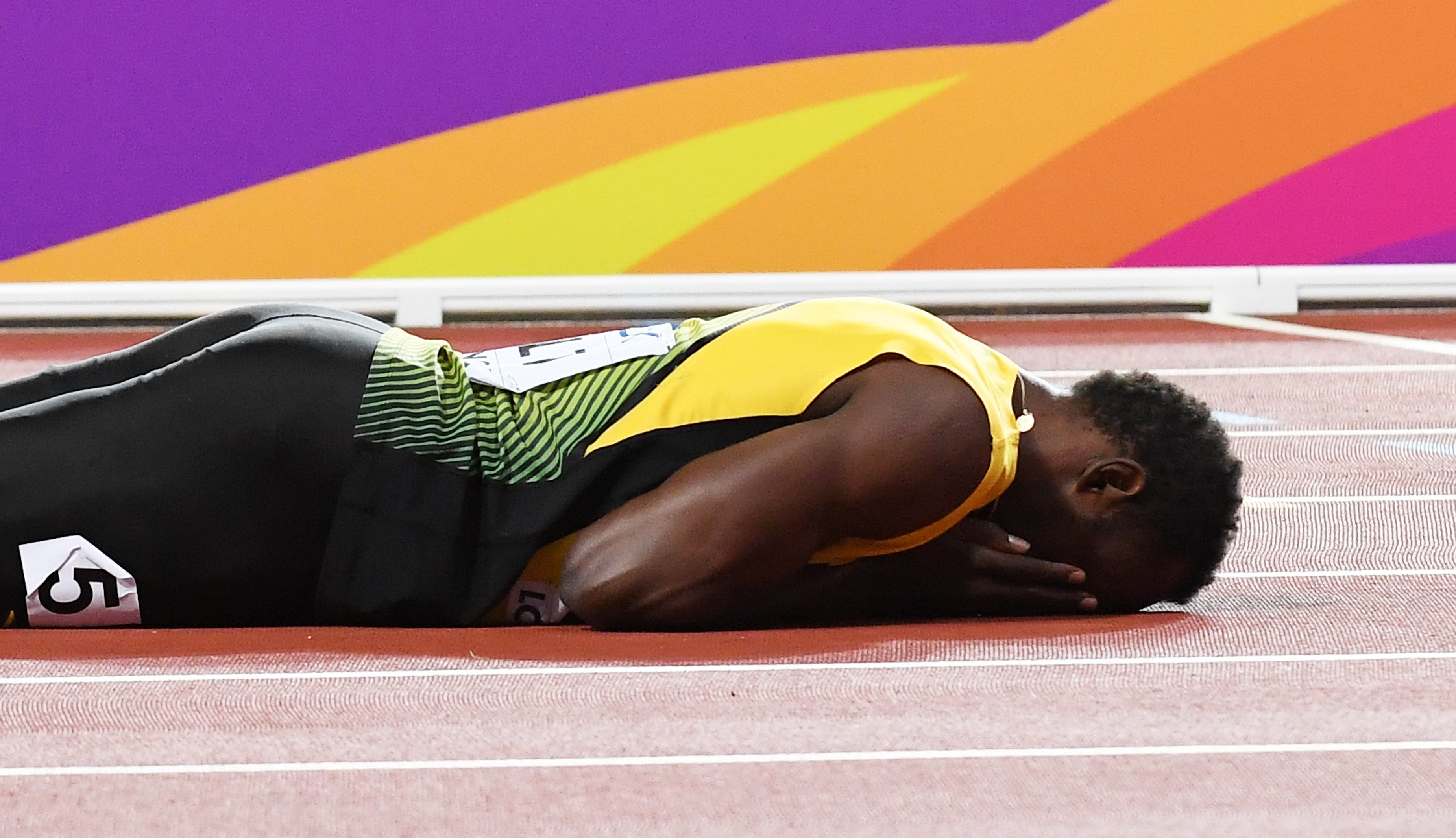 Bolt se lesiona en su despedida