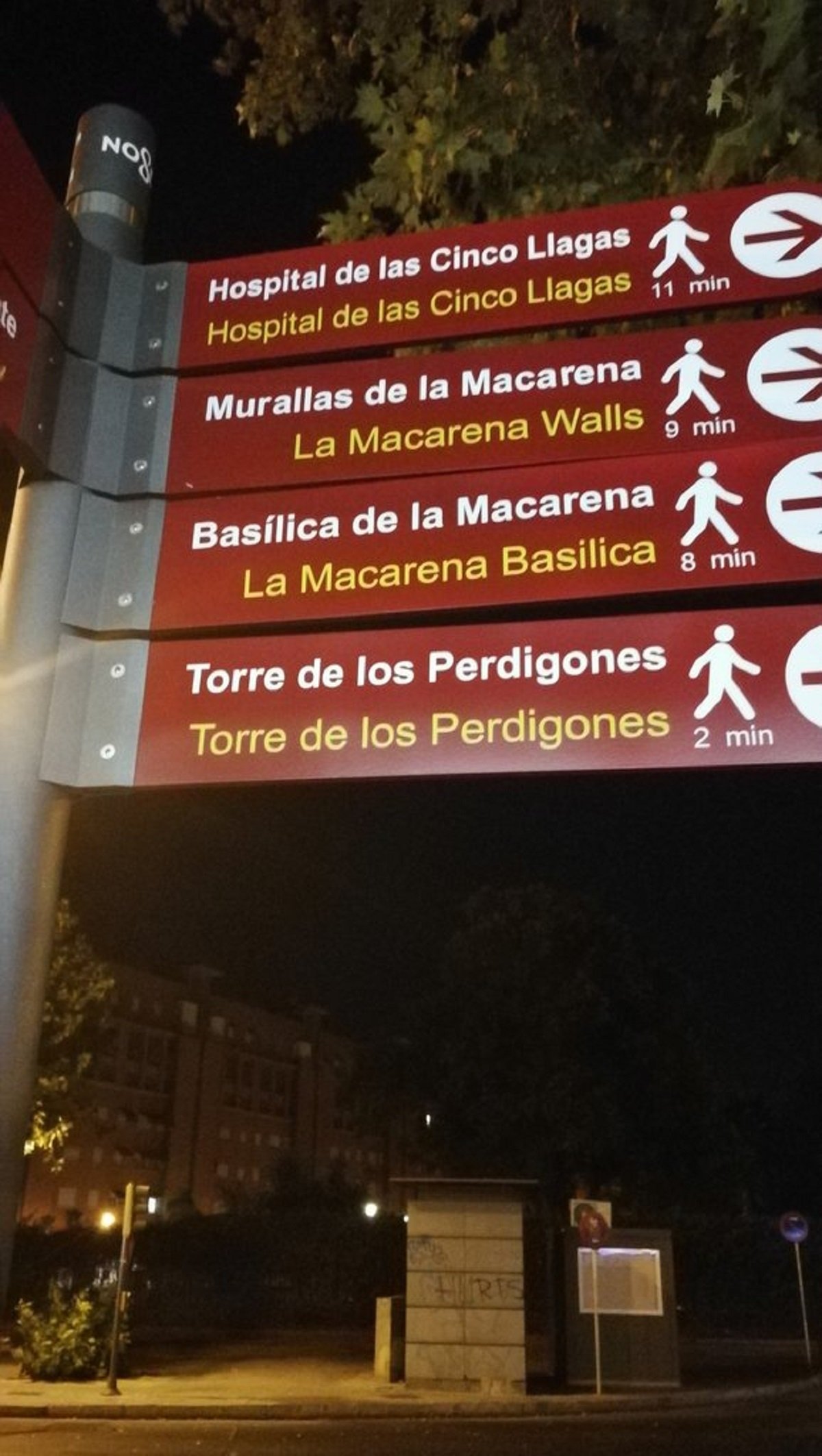 Sevilla traduce los letreros al inglés y la red se revoluciona