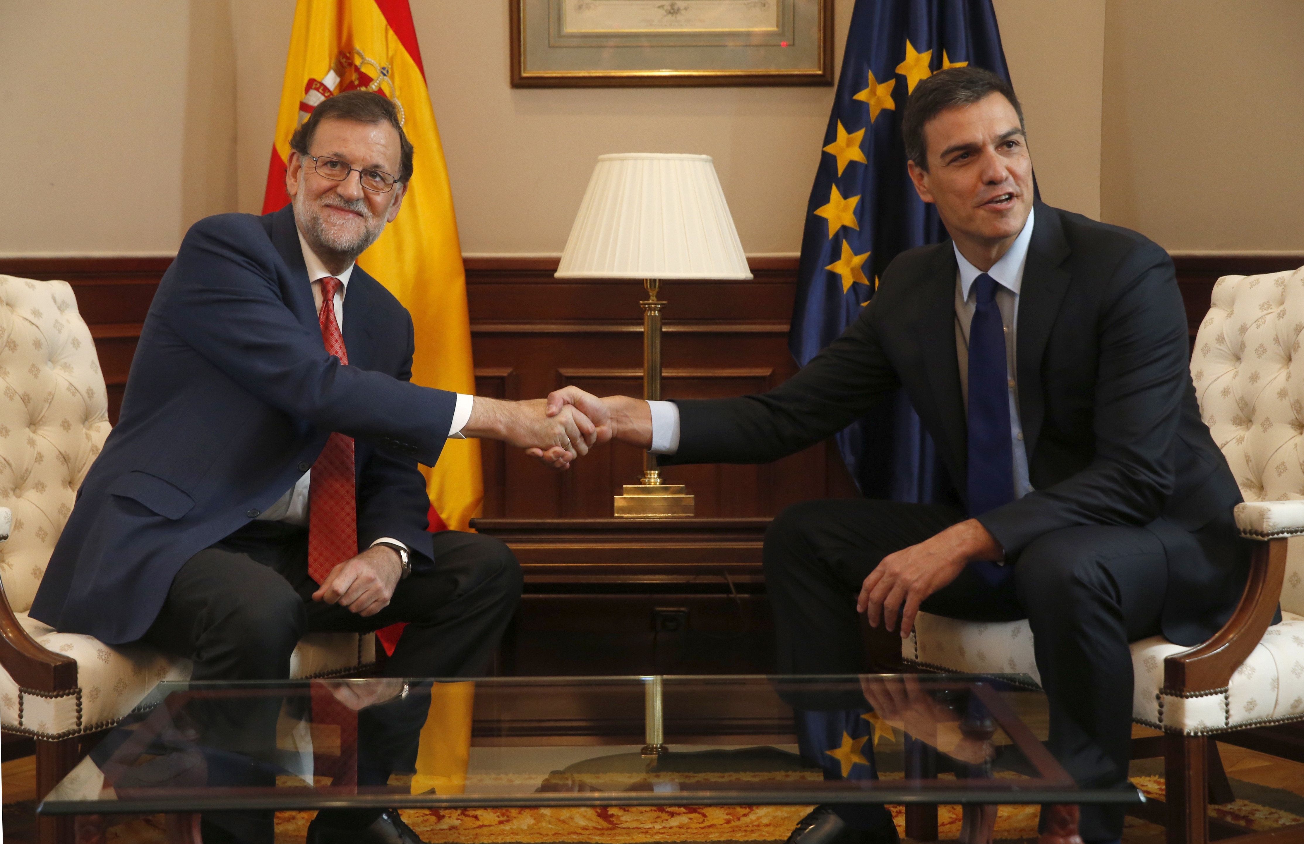 Rajoy se reúne con un Sánchez bajo máxima presión