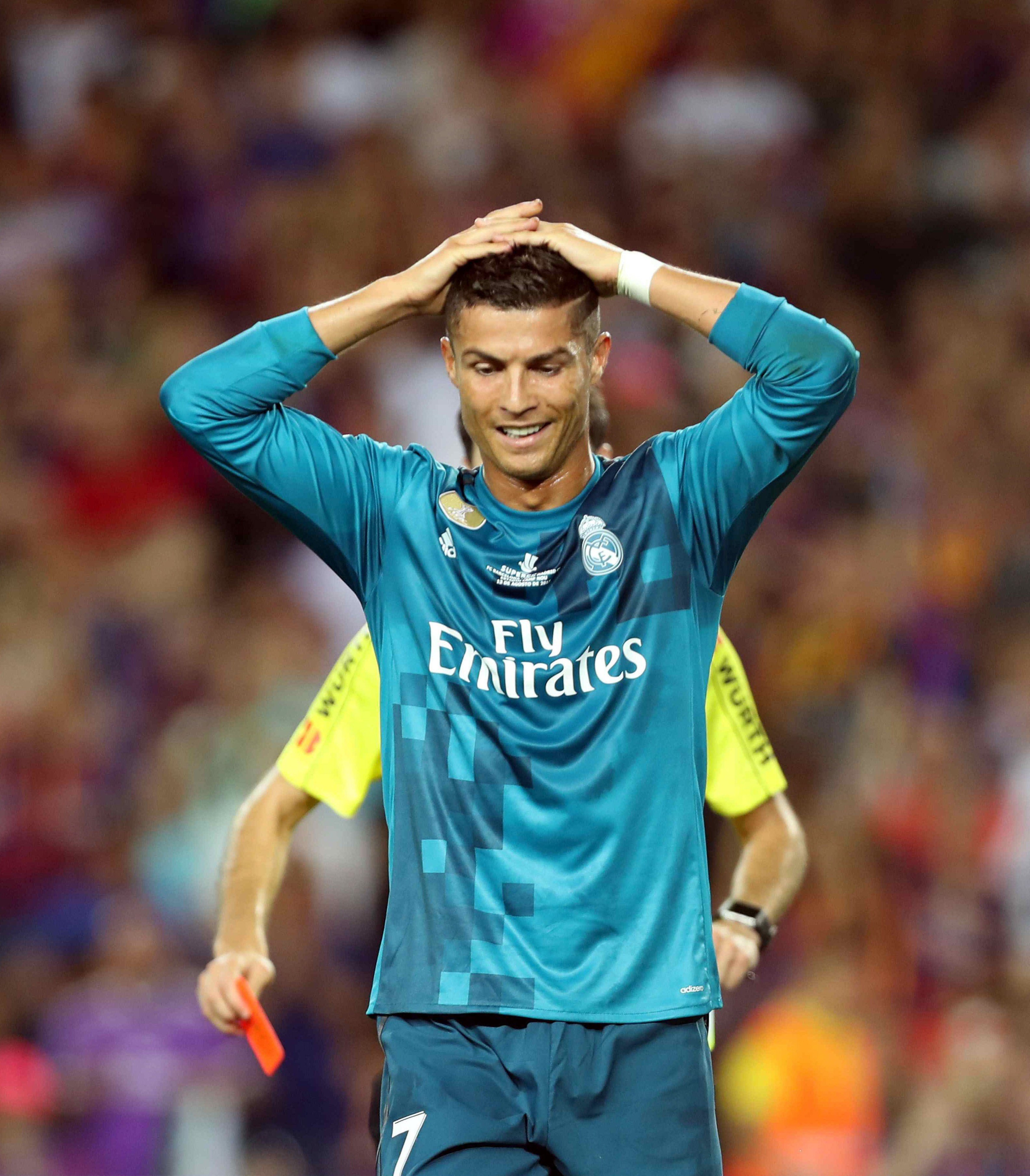 Cristiano imita el gest de Messi ensenyant la samarreta