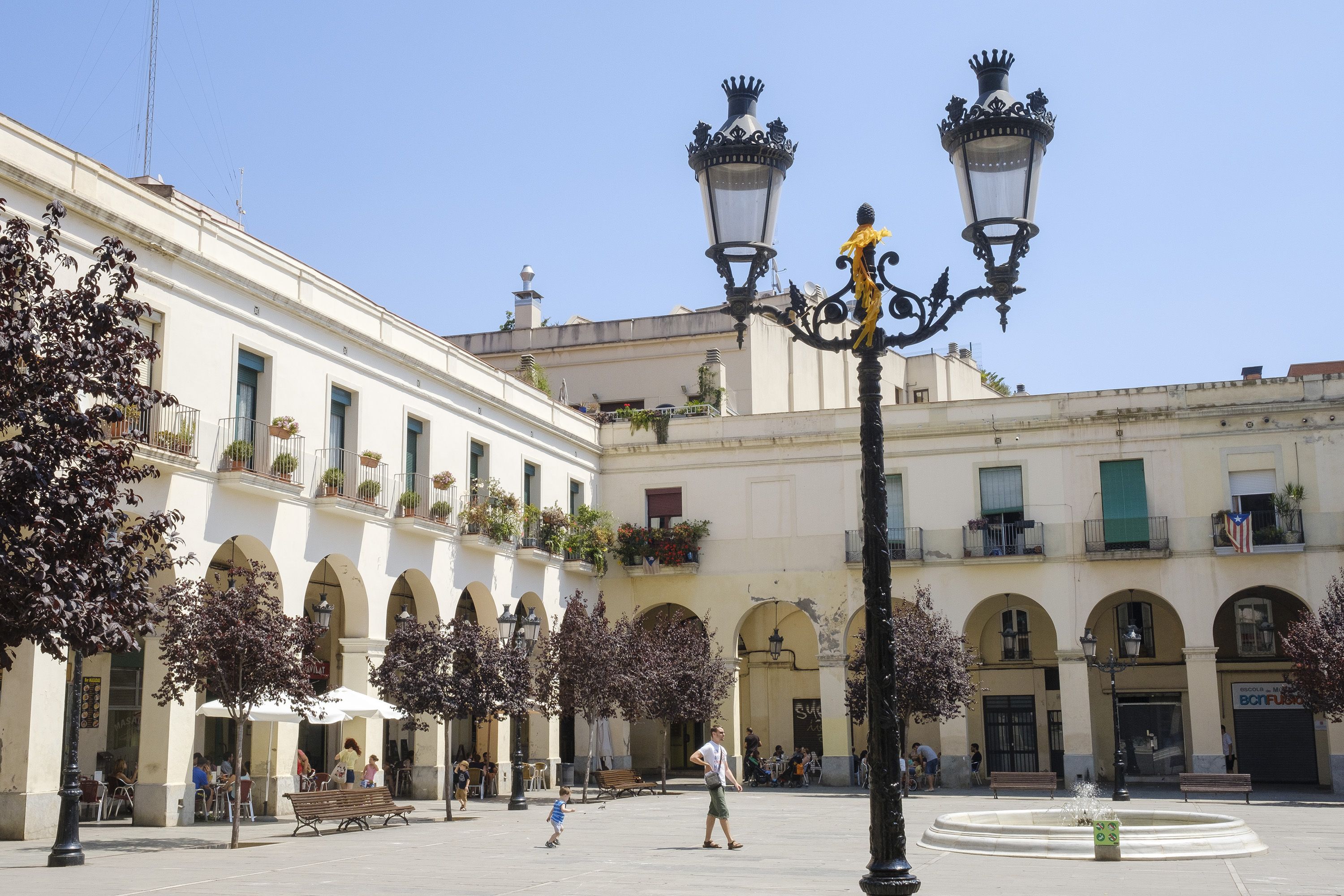 La Plaça Masadas: porxos a la Sagrera