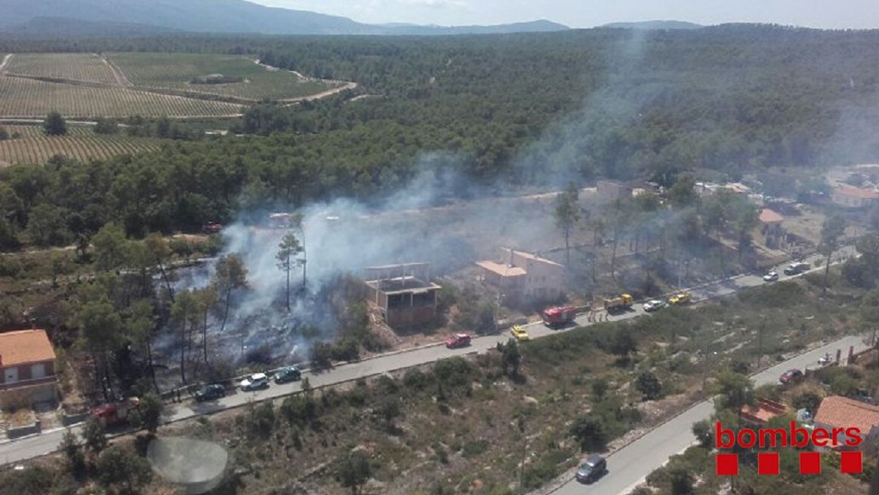 Nou dotacions de bombers treballen en un incendi forestal a l'Anoia