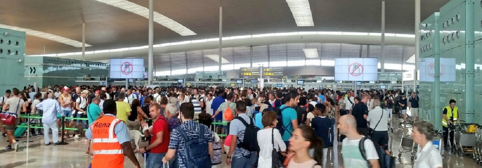 Barcelona airport strike: queues are back despite police presence