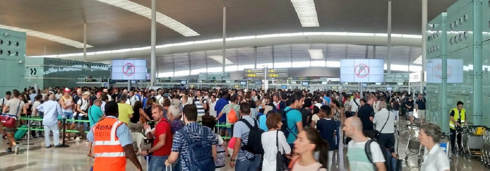 Colas puntuales en El Prat, a pesar de la Guardia Civil