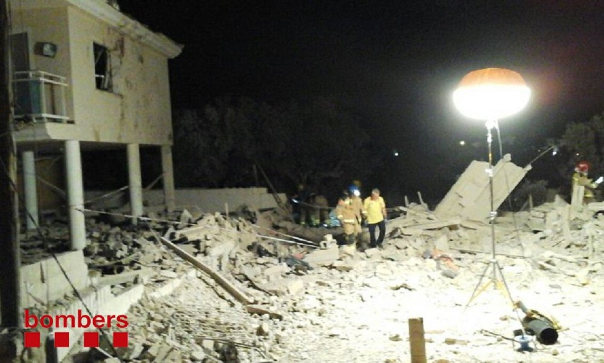 Un muerto y siete heridos en una fuerte explosión en una vivienda de Alcanar Platja