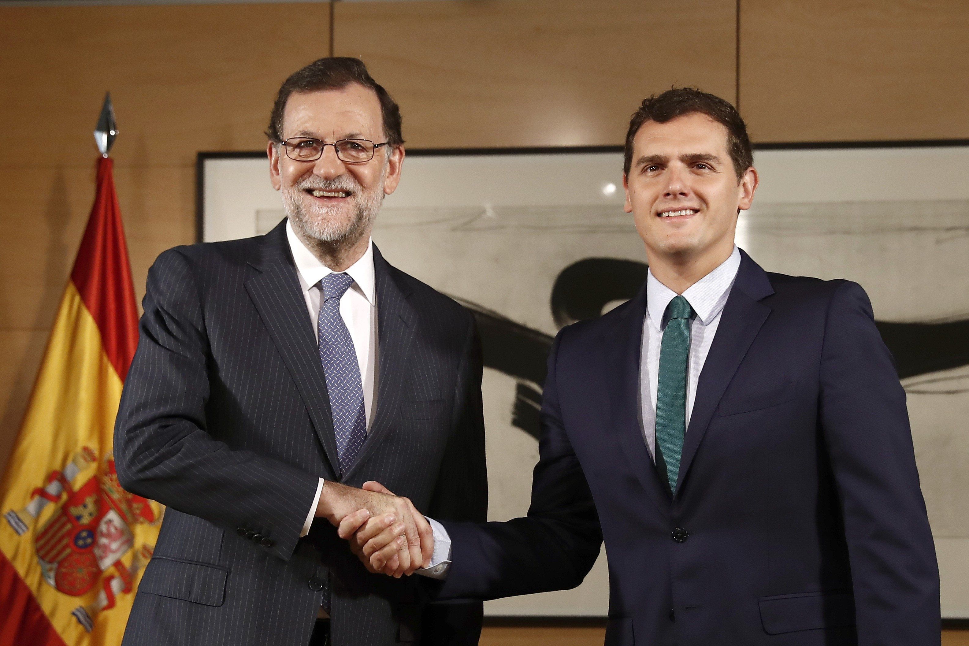 Rajoy recibe a un Rivera enrocado en la abstención después del 'no' de Sánchez