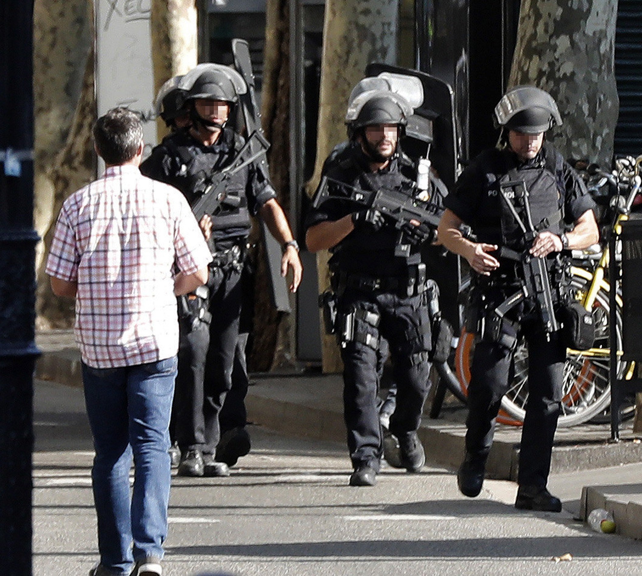 Vídeo: Los Mossos persiguen al presunto autor por la Rambla