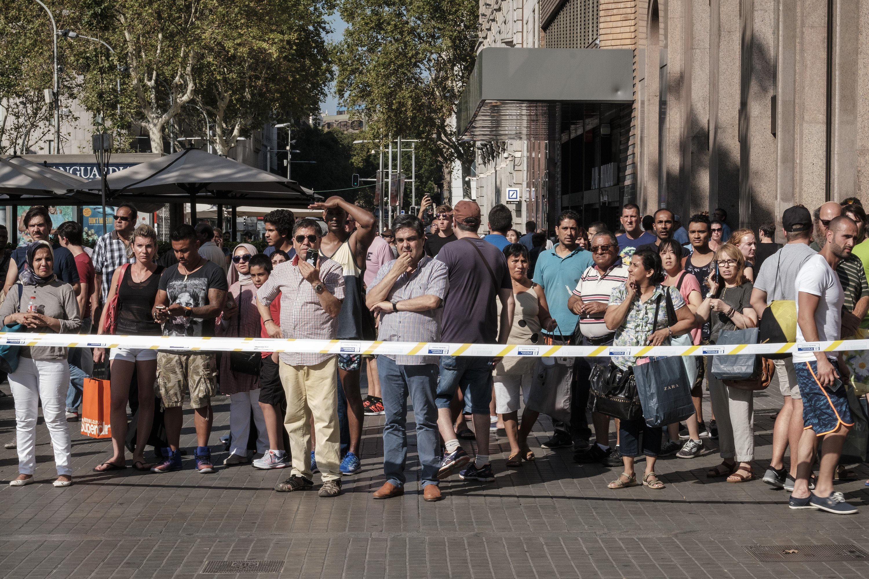 L'home del cotxe que es va saltar el control, apunyalat al seient del darrere