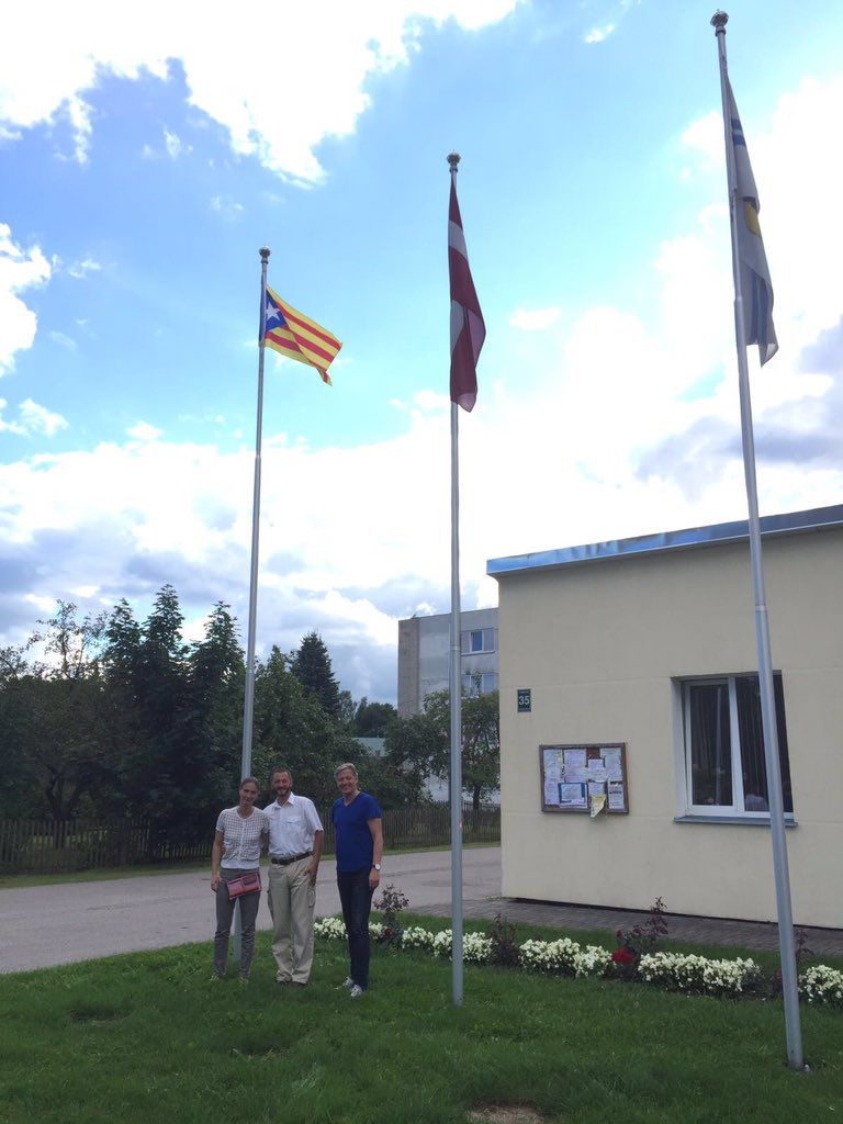 Un pueblo letón pone la estelada en su ayuntamiento