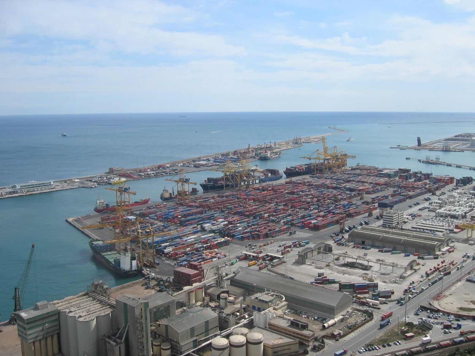 Els contenidors del Port de Barcelona creixen un 26% fins a l'abril