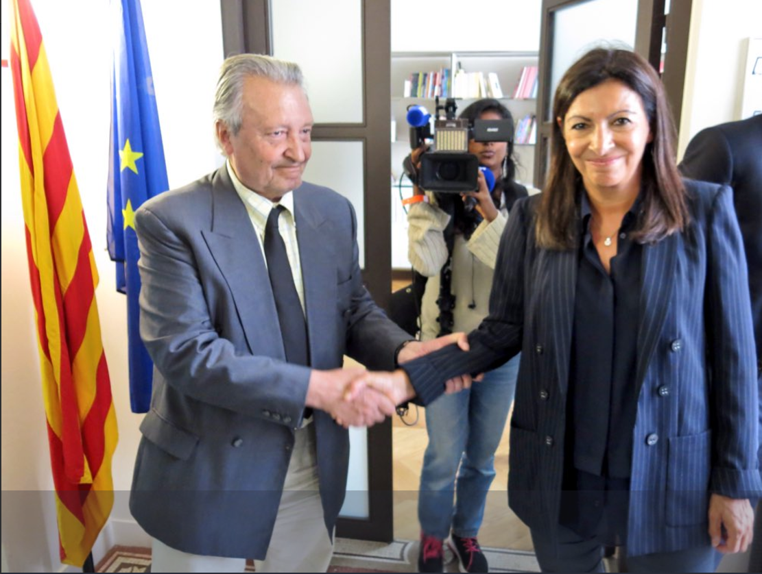 La alcaldesa de París firma el libro de pésame en la delegación de la Generalitat en Francia